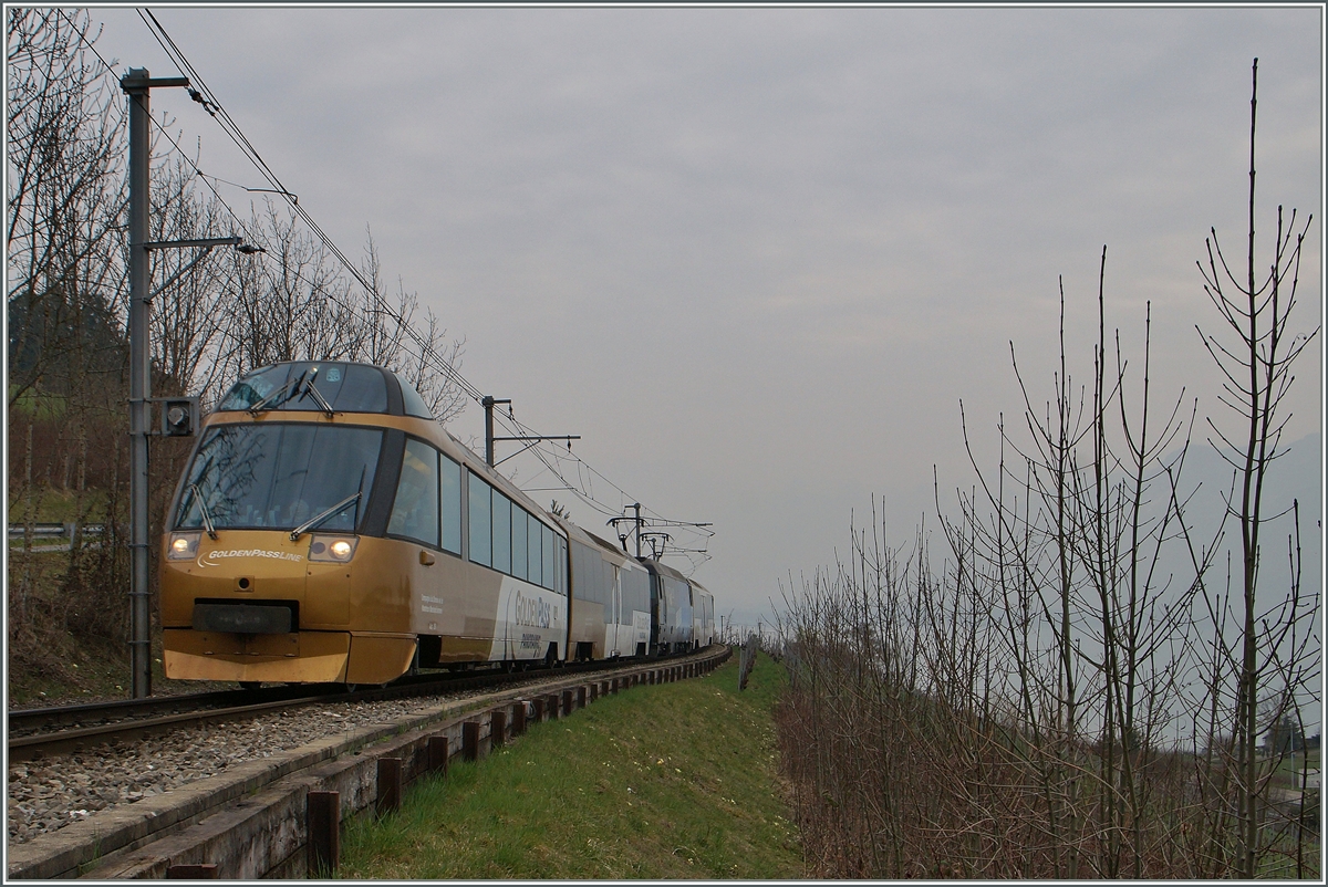 Der MOB Golden Panormic Pass Paradezug als 2128 von Montreux nach Zweisimmen kurz nach der Abfahrt in Montreux.
20.03.2015 
