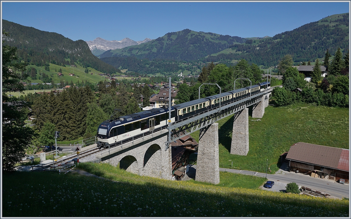 Der MOB GoldenPass Belle Epoque Zug auf der Fahrt nach Zweisimmen auf dem 109 Meter langen Grubenbach Viadukt bei Gstaad.

2. Juni 2020