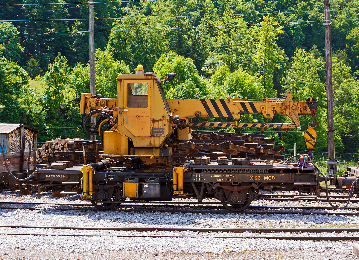 Der MOB Kranwagen X 23, ex MOB X 14, ist am 28.05.2012 in Montbovon abgestellt. Gebaut wurde der Kran 1989 von der Ulrich Rohrer-Marti AG. 

TECHNISCHE DATEN: 
Spurweite: 1.000 mm 
L�nge �ber Puffer: 7.555 mm 
Achsabstand: 3.150 mm 
Eigengewicht: 13t 
V max: 50 km/h 
Max. Kranausladung: 10.20 m  
Max. Tragkraft: 4.0 t  
Tragkraft bei max. Ausladung: 1.2 t