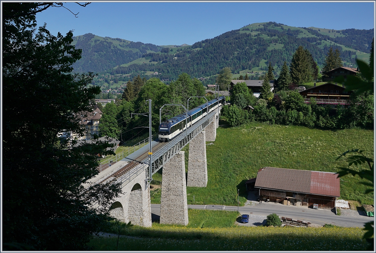 Der MOB Regioanlzug 2213 überquert die 109 Meter lange Grubenbach Brücke kurz vor der Ankunft in Gstaad. 

2. Juni 2020