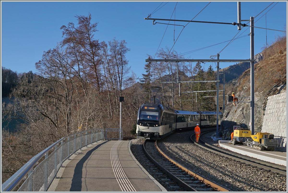 Der MOB Regionalzug 2214, der eigentlich als MOB Belle Epoque hätte formiert sein sollen bei der Durchfahrt in Les Sciernes. Wie im rechten Bildteil zu sehen ist, kümmert sich die MOB um die Sicherheit der Strecke und dies in doch recht aufwändiger  Handarbeit .   

26. Nov. 2020 