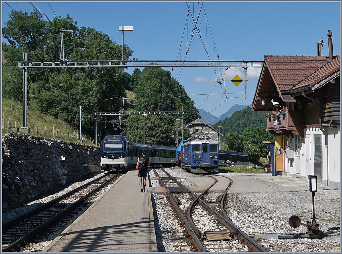 Der MOB Regionalzug 2225 geführt von MOB Alpina Triebwagen erreicht den Bahnhof Allières.
23. Juni 2018