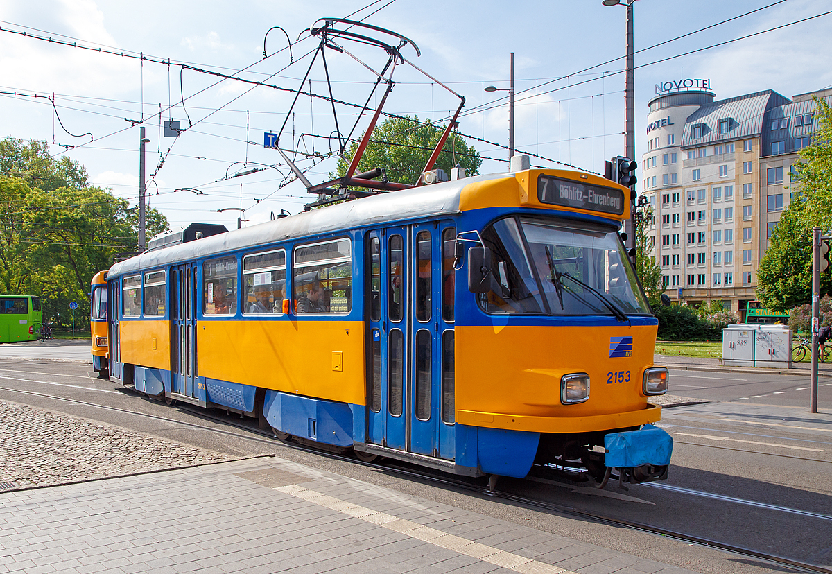 
Der modernisierte vierachsige Tatra-Gro�raumtriebwagen vom Typ T4D-M1 - 33c) der LVB (Leipziger Verkehrsbetriebe) erreicht am 21.05.2016, als Linie 7, bald die Station Leipzig Hauptbahnhof.