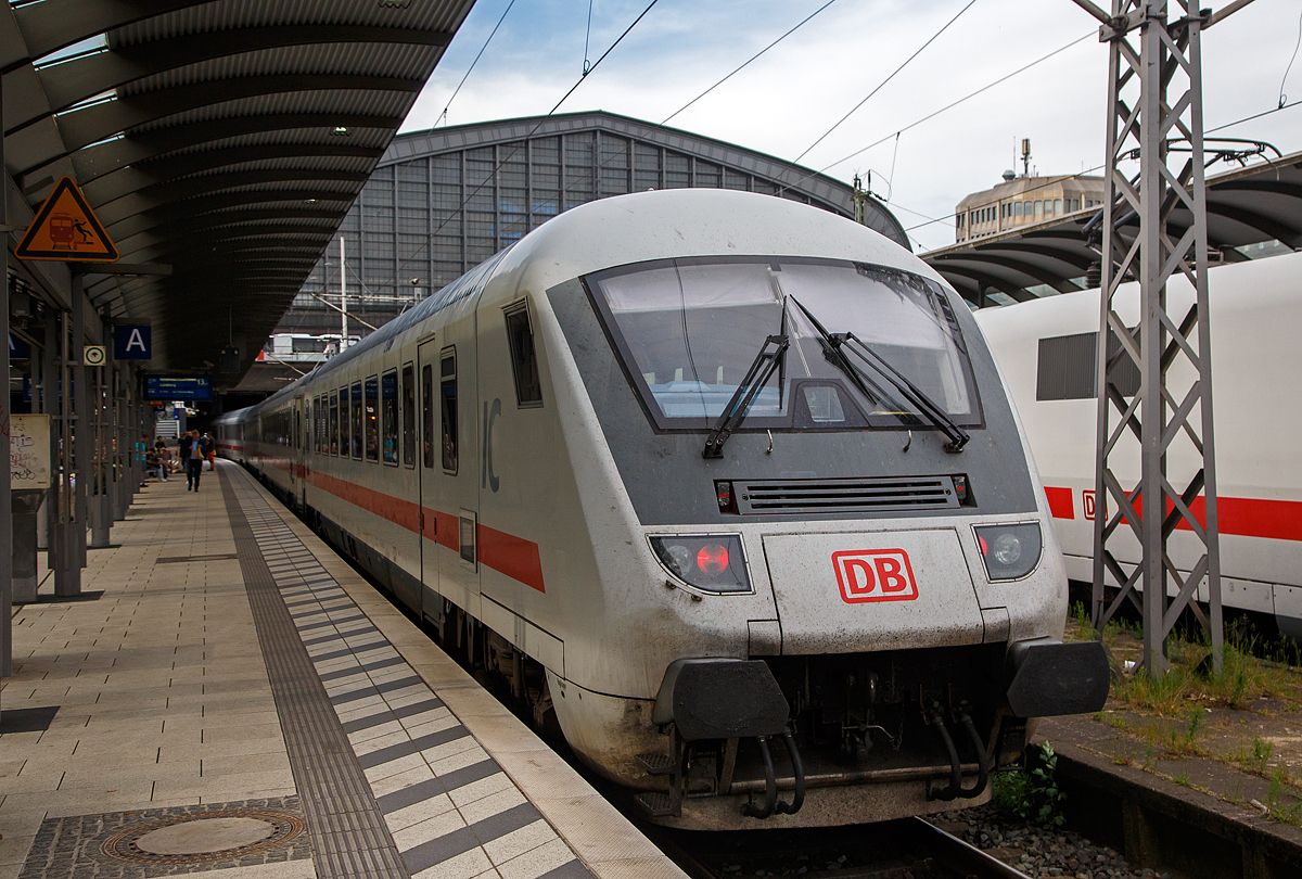Der modernisierter klimatisierte 2. Klasse InterCity-Steuerwagen D-DB 61 80 80-91 148-9 der Bauart Bpmmbdzf 286.1 (ex Bpmbdzf 296.1) der DB Fernverkehr AG, am 16.05.2022 am Zugschluss an einem IC im Hbf Hamburg.

TECHNISCHE DATEN: 
Baujahr: 1998
Hersteller: PFA Weiden (Partner f�r Fahrzeugausstattung GmbH)
Spurweite: 1.435 mm
L�nge �ber Puffer: 26.400 mm
Wagenkastenl�nge: 26.100 mm
Wagenkastenbreite: 2.825 mm
Drehzapfenabstand: 9.000 mm
Achsstand im Drehgestell: 2.500 mm
Drehgestellbauart: SIG 725, SIG 726
Leergewicht: 48 t
H�chstgeschwindigkeit:  200 km/h
Zulassungen f�r: D, A, H, CZ, CH und F
Sitzpl�tze: 32 (2. Klasse) und 2 Rollstuhlpl�tze
Mehrzweckabteil: f�r bis zu 16 Fahrr�der
Toiletten: 1, behindertengerecht, geschlossenes System

