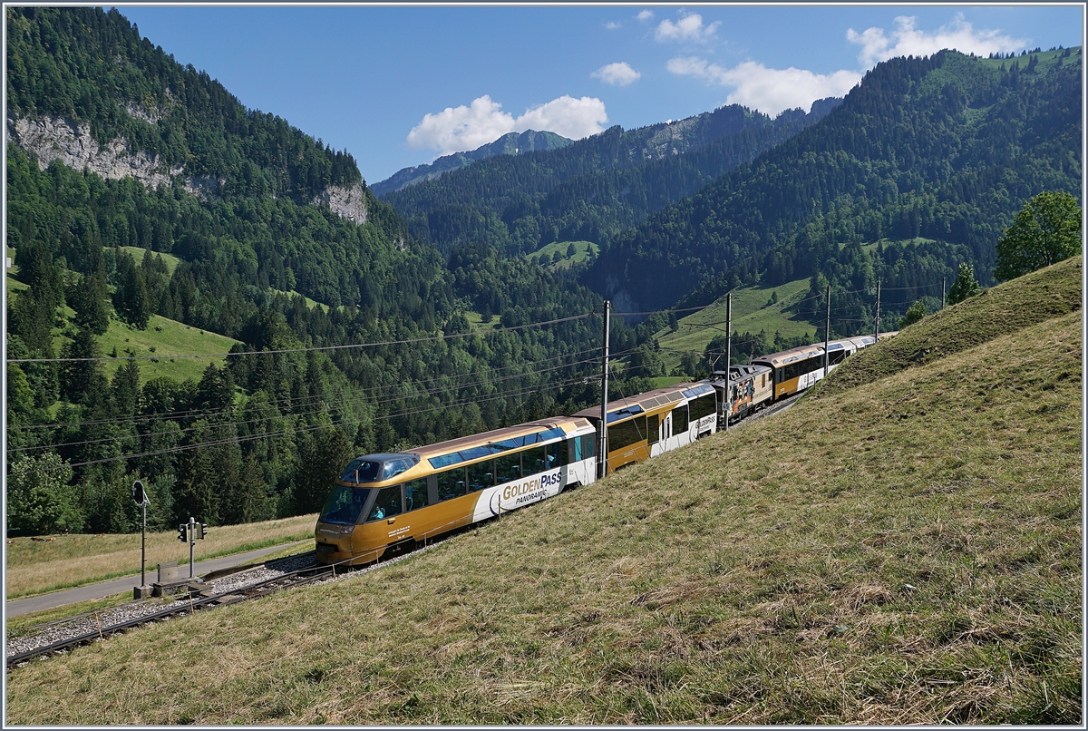 Der MON Panoramic IR 2130 unterwegs von Montreux nach Zweisimmen erreicht Allières.
23. Juni 2018