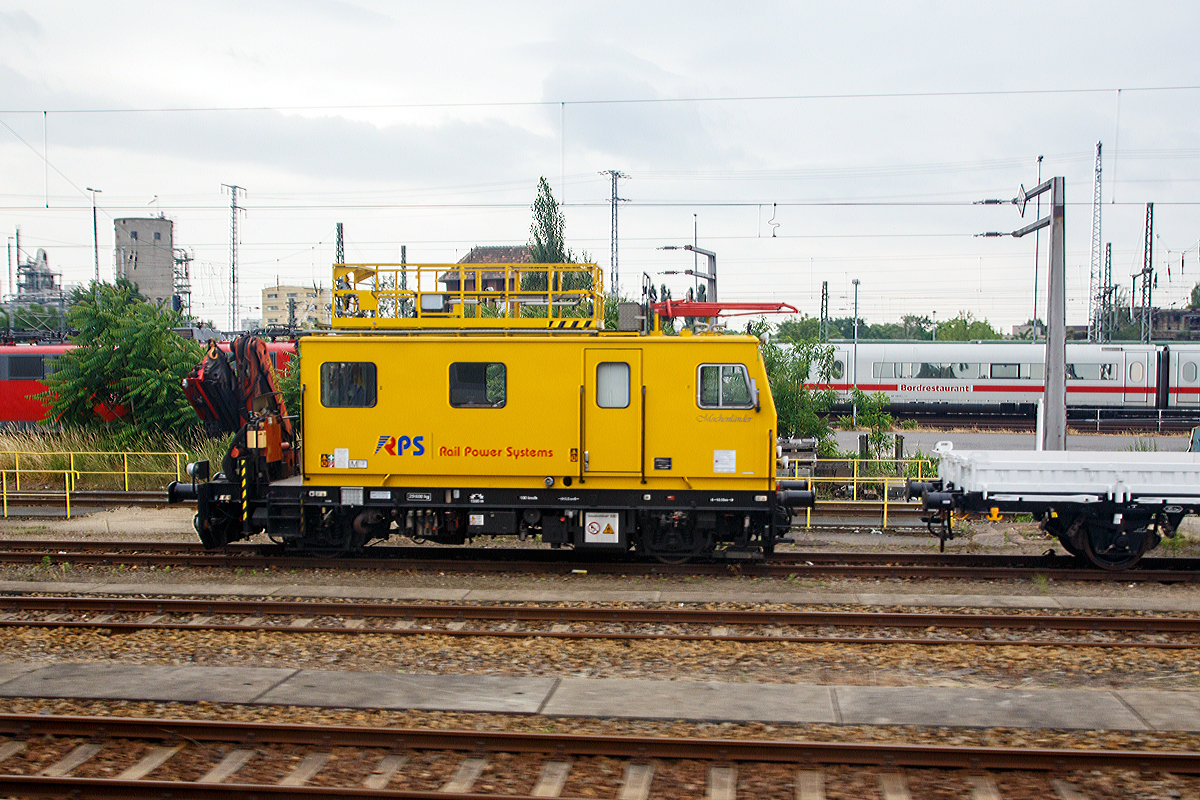 
Der Motorturmwagen  Mochenl�nder  mit der VDM-Nr.97 99 01 508 17-1 bzw. NVR-Nr. 99 81 92 31 024-6 A-RPSYS (�BB X 952 010-7) ein MTW 10.056 der RPS Rail Power Systems GmbH (ehem.Balfour Beatty Rail) steht am 24.06.2017 im Osten von Berlin. Aufgenommen aus einem Zug heraus.