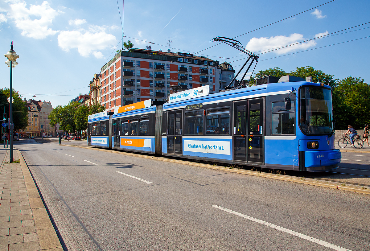 
Der MVG-Straßenbahntriebwagen 2143 des Typs R 2.2 (ein MAN/Adtranz/ AEG Gelenk-Triebwagen vom Typ GT6N) am 16.06.2018 als Linie 37 auf der über die Isar führende Innere Ludwigsbrücke (München). 

Als Baureihe R wird als die 14. Generation der Straßenbahn-Triebwagen der Straßenbahn München bezeichnet. Die R-Wagen sind Einrichtungsfahrzeuge und die ersten Niederflurstraßenbahnen der Münchner Verkehrsgesellschaft (MVG). 

Nachdem die Tauglichkeit der Prototypen (3Stück) des Typs R 1.1 als Ablösung der Baureihe M nachgewiesen war, bestellte die Stadt München diese Bauart in Serie. Es entstanden siebzig Niederflurtriebwagen der Bauart GT6N, die insgesamt 230 Millionen D-Mark kosteten. Der Preis eines einzelnen Fahrzeugs betrug also etwa 3,3 Millionen D-Mark. Am 10. Oktober 1994 erreichte der erste Triebwagen 2101 den Betriebshof Steinhausen, am 11. Oktober 1994 wurde er der Öffentlichkeit und der Presse vorgestellt.

Die Kapazität der R 2.2-Wagen erwies sich vor allem in den Hauptverkehrszeiten als ungenügend. Da sie nur vier Türen hatten, waren oft längere Aufenthaltszeiten an wichtigen Stationen nötig. Deshalb zog die (MVG), die 2001 aus der SWM hervorging, 2008 in Erwägung, einen Teil der Serie R 2.2 um einen vierten Wagenteil verlängern zu lassen. Diese Möglichkeit wurde jedoch verworfen, stattdessen wurden nun zur Kapazitätserweiterung der Münchner Straßenbahn zehn zusätzliche Variobahnen der Baureihe S bestellt. 

1998 verkaufte die Stadt München die Nutzungsrechte der R 2.2-Wagen nach dem Cross-Border-Leasing-System an eine amerikanische Investorengruppe. Die Nutzungsrechte kauft die MVG seit 1998 innerhalb von 23 Jahren in monatlichen Raten wieder zurück.

55 Fahrzeuge des Typs R 2.2 wurden von 2009 bis 2016 modernisiert, dabei erhielten sie auch ein neues Farbdesign. Der Fahrgastraum wurde neu gestaltet und die elektrische Ausstattung modernisiert. Die modernisierten Fahrzeuge werden als Typ R 2.2b bezeichnet.

TECHNISCHE DATEN;
Fahrzeugart: Dreiteiliger Niederflur-Gelenktriebwagen für den Einrichtungsbetrieb
Hersteller:  MAN/ AEG / Adtranz
Anzahl : 70 (TypR2.2)
Baujahre:1994–1997
Spurweite: 1.435 mm (Normalspur)
Achsfolge: (1A)+(A1)+(1A)  (12 Einzelräder)
Länge über Kupplung:  27.390 mm
Wagenkastenlänge: 26.800 mm
Breite: 2.300 mm
Höhe: 3.330 m
Radsatzabstand 	1,80 m
Raddurchmesser:  662 mm (neu) 
Eigengewicht: 30,7 t
Motorenart: Drehstrom-Asynchronmotoren
Leistung:  3x120 kW = 360 kW
Höchstgeschwindigkeit:  60 km/h
Min. Kurvenradius:14,5 m
Anzahl der Türen: 4 zweiflüglige Drehschwenktüren
Niederfluranteil: 100 %
Fußbodenhöhe:	360 mm
Sitzplätze: 	58
Stehplätze: 99
Stromsystem : 750 Volt DC (=)
