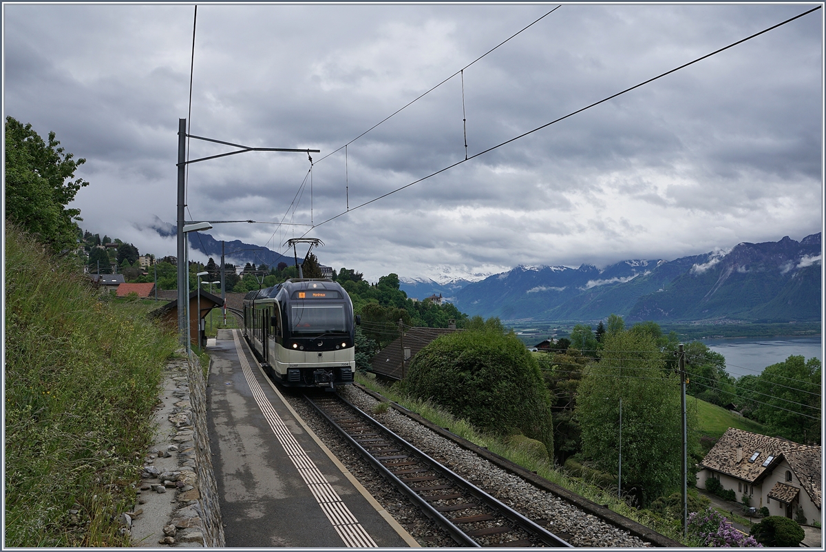Der MVR MOB ABEh 2/6 7504  Vevey  wendet in Sonzier; im Hintergrund das Chablais und etwas in den Wolken, die Dents de Midi. 

2. Mai 2020