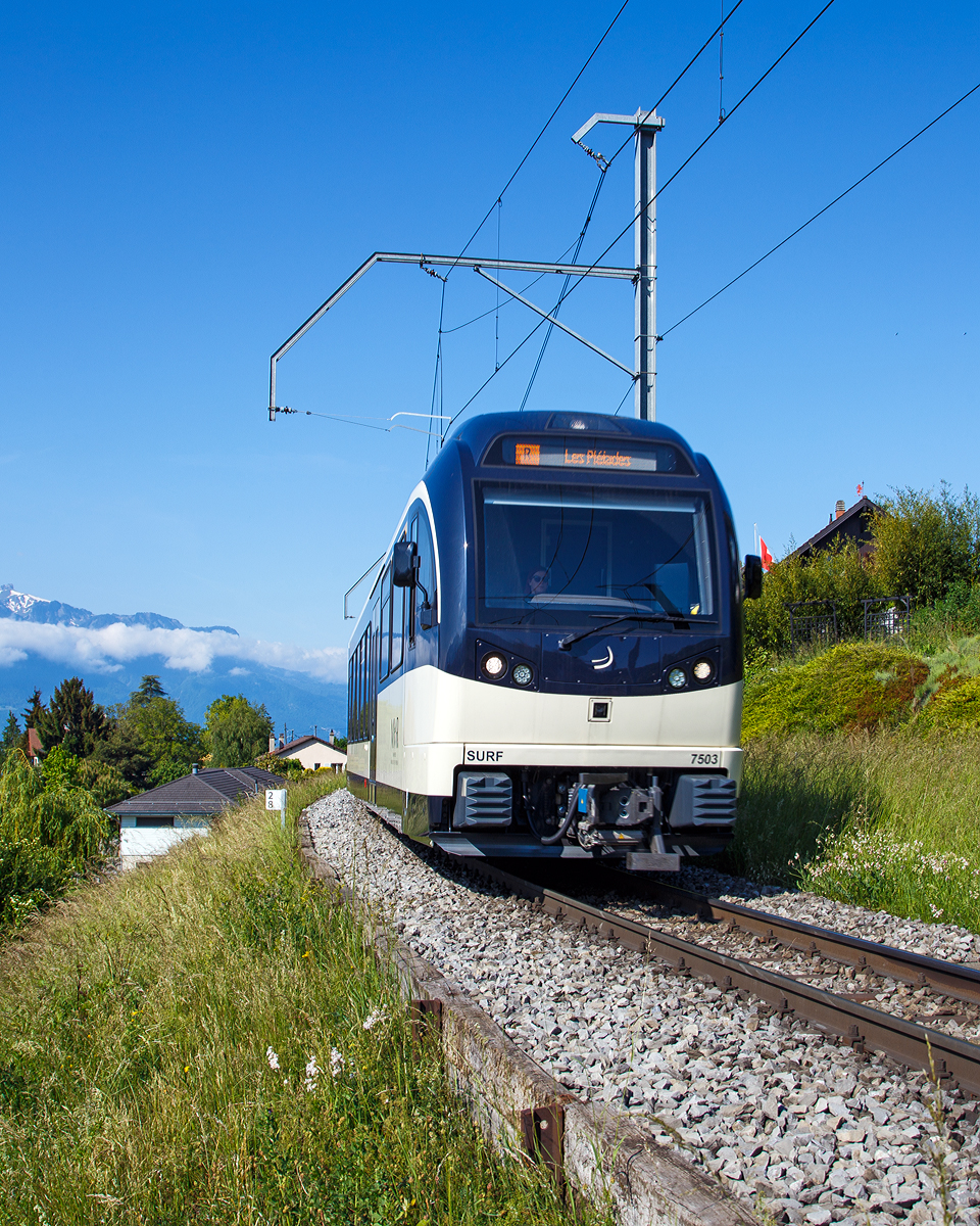 Der MVR SURF 7503  Blonay-Chamby , ein Triebwagen für gemischten Adhäsions- und Zahnradbetrieb vom Typ Stadler SURF ABeh 2/6, erreicht am 20.05.2018 den Haltepunkt Château d'Hauteville. Er fährt als Regionalzug die Verbindung Vevey - Blonay - Les Pléiades.
