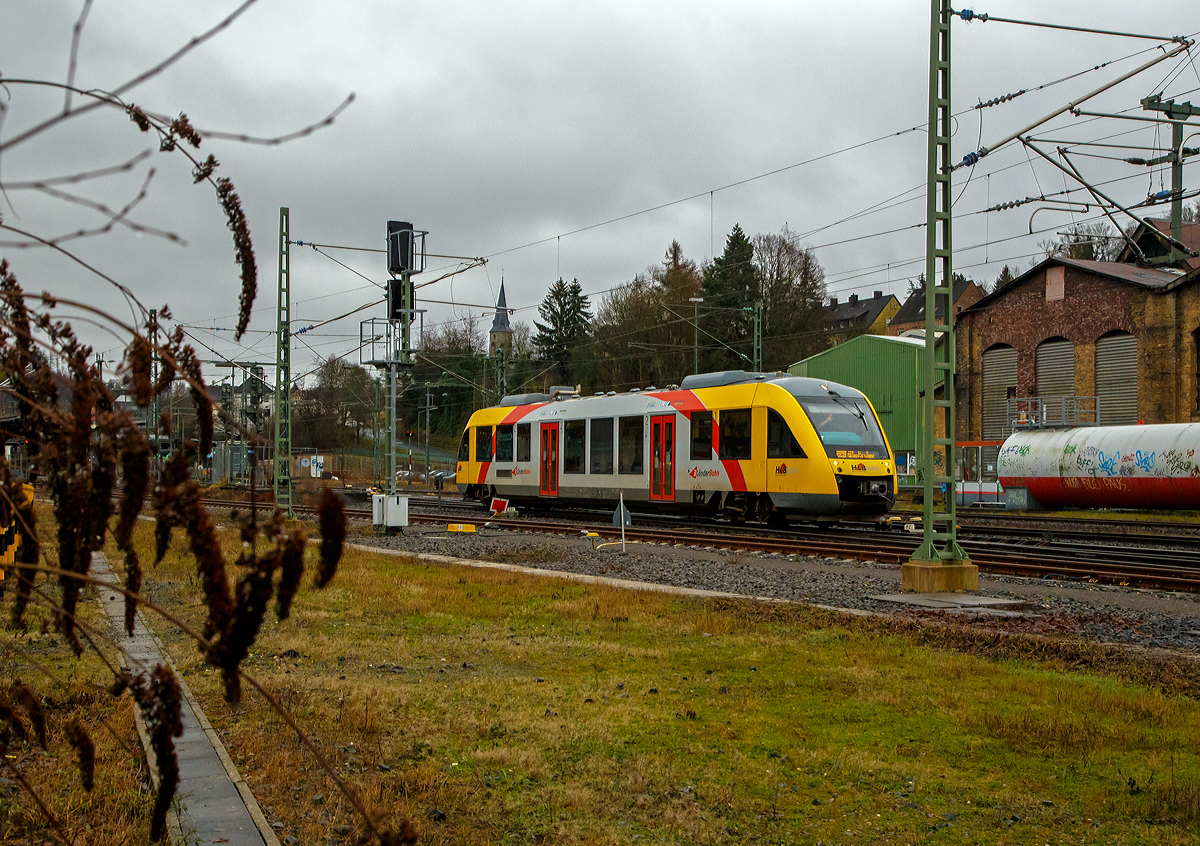 Der nette und freundliche Tf der HLB fährt dem VT 205 Abp (95 80 0640 105-2 D-HEB), in Alstom Coradia LINT 27 der (Hessische Landesbahn) am 04.01.2022, als RB 90  Westerwald-Sieg-Bahn  (Siegen - Au/Sieg – Altenkirchen) von Betzdorf (Sieg) weiter in Richtung Au (Sieg). 

Nochmal einen lieben Gruß an den netten und freundlichen Tf zurück.