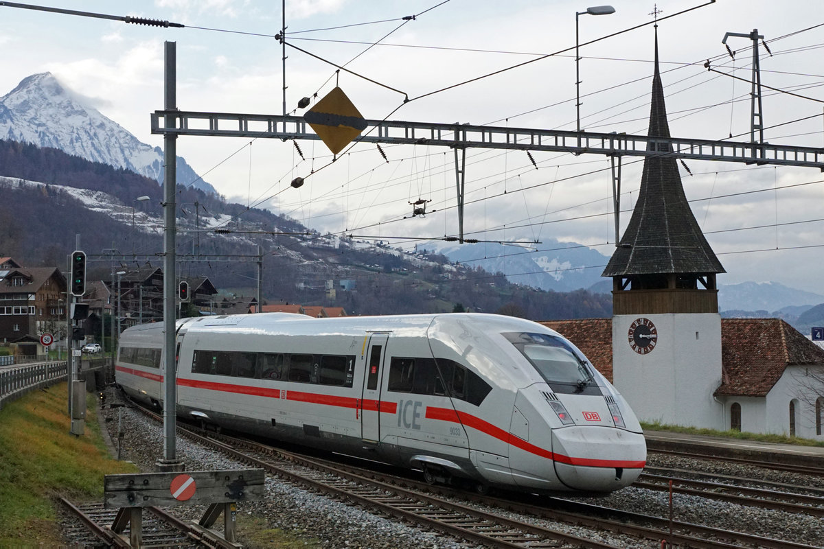 Der neue ICE 4 in der Schweiz.
Ein DB ICE 4 beim Passieren der alten inzwischen aufgehobenen Bahnstation Leissigen am Thunersee in der Schweiz im Berner Oberland am 4. Dezember 2020. Erkennbar ist auch die bekannte reformierte Kirche von Leissigen.
Foto: Walter Ruetsch