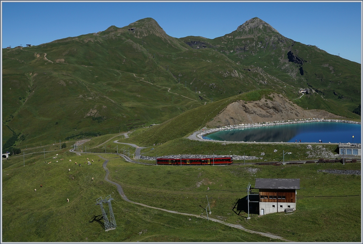 Der neue Jungfraubahn Zug Beh 4/8 auf Bergfahrt und ganz links im Bild, kaum zu erkenne fährt eine blaue WAB Güterlok Talwärts.
im Jungfaugebiet oberhalb der Kleinen Scheidegg am 8. August 2016