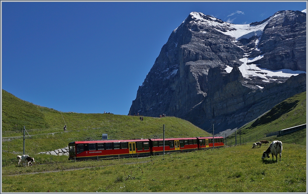 Der neue Jungfraubahnzug Bhe 4/8 auf Talfahrt kurz vor der kleinen Scheidegg, im Hintergrund der Eiger.
8. August 2016