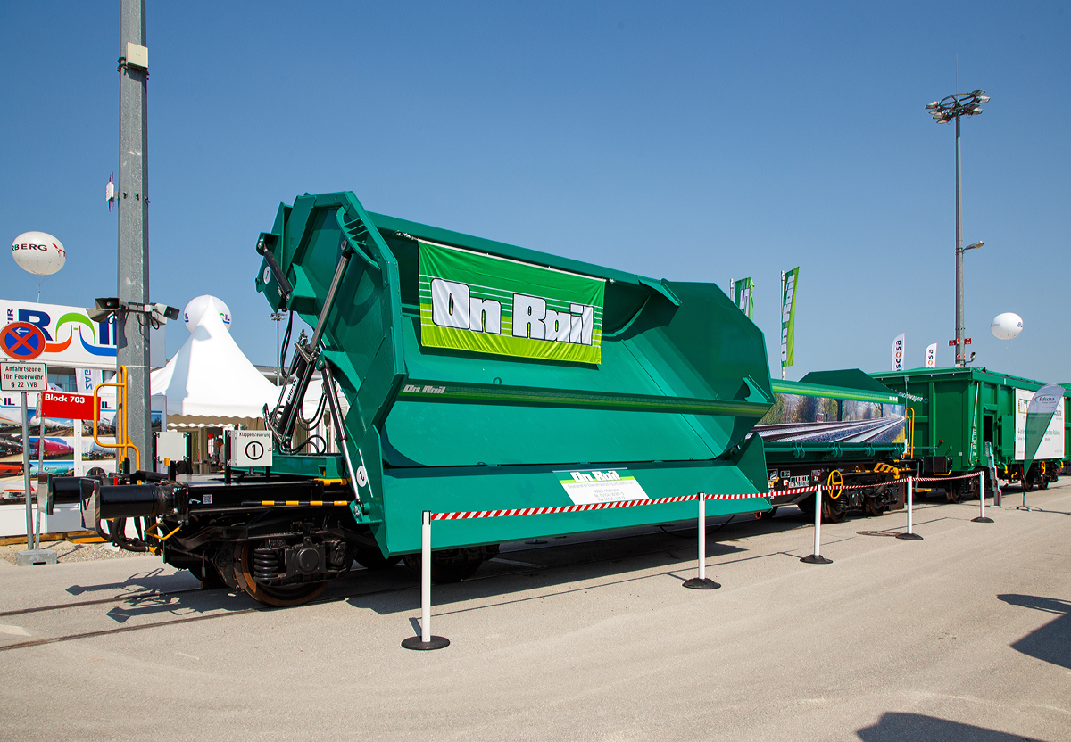 
Der neue vierachsige Muldenkipper der Gattung Sgmmns (33 80 4505 006-3 D-ORME) wurde von OnRail auf der Messe “transport logistic 2019“ in München (hier 05.06.2019) präsentiert. Eigentlich handelt es sich um einen Containertragwagen mit aufgesetztem Muldenkipper-Wechselaufbauten.