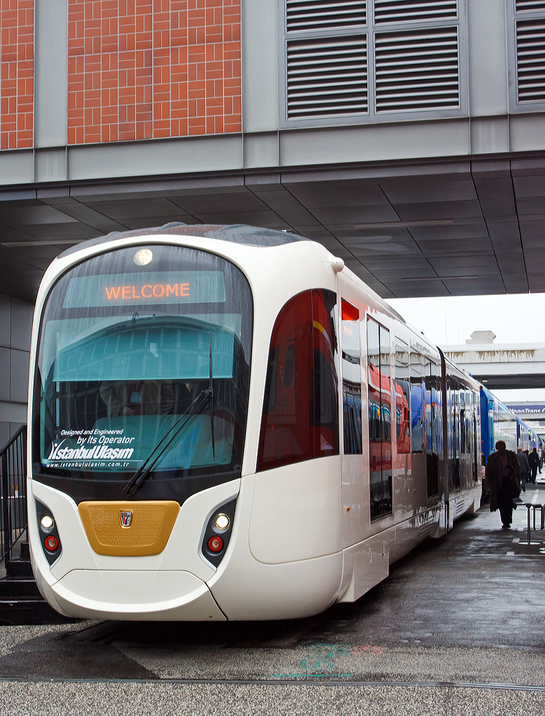 
Der neue zweiteilige einrichtungs Straßenbahntriebwagen (LRV Light Rail Vehicle) vom Betreiber und zugleich Hersteller İstanbul Ulaşım Sanayi ve Ticaret A.Ş., kurz Istanbul Ulaşım,  präsentiert auf der InnoTrans 2014 in Berlin (26.09.2014). Das Fahrzeug soll auf der Istanbuler Linie T 4 (Hafif Metro Istanbul) eingesetzt werde. 

Technische Daten:
Spurweite: 1.435 mm
Achsanordnung: Bo’2’Bo’
Drehgestelle: 2 Trieb- und 1 Laufdrehgestell
Eigengewicht: 43,5 t
Länge über Kupplung: 25.400 mm
Drehzapfenabstand: 8.500 mm
Max. Breite: 2.650 mm
Max. Höhe: 3.860 mm
Innenraumhöhe: 2.270 mm
Raddurchmesser: 680 mm (neu) / 600 mm (abgenutzt)
Gangbreite: 650 mm
Elektrische Türen: 4 pro Seite (je 1.400 x 2.000 mm)
Sitzplätze: 47
Stehplätze (6 Pes. / m2): 166
Kleister befahrbaher Gleisbogen: R 30 m
Kleister Kuppenradius: 300 m
Max Steigung: 6%
Achslast: 11 t
Kupplungskraft: 400 kN
Höchstgeschwindigkeit: 80 km/h (Betriebsgeschw. 50 km/h)
Max. Beschleunigung: 1,07 m/s2
Motoren: 4 asynchronen 3-Phasen-Motoren
Motorleistung: 4 x 120 kW
Nennfahrdrahtspannung : 750 V DC
