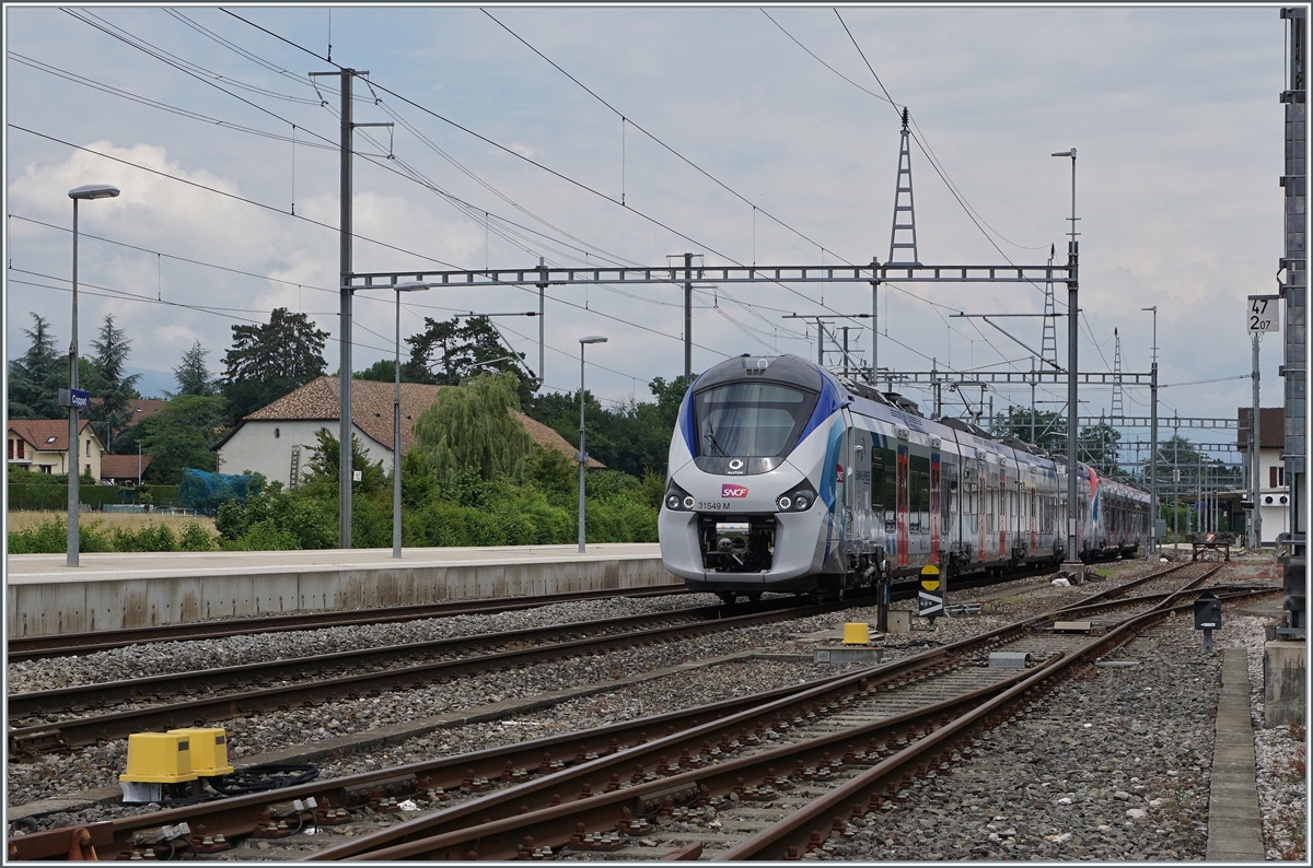 Der  neuen , eher wenig attraktiven SNCF Léman Express Farben gehaltene Z 31 549 und ein weiterer Coradia Polyvalent régional tricourant sind in Coppet abgefahren.

28. Juni 2021

