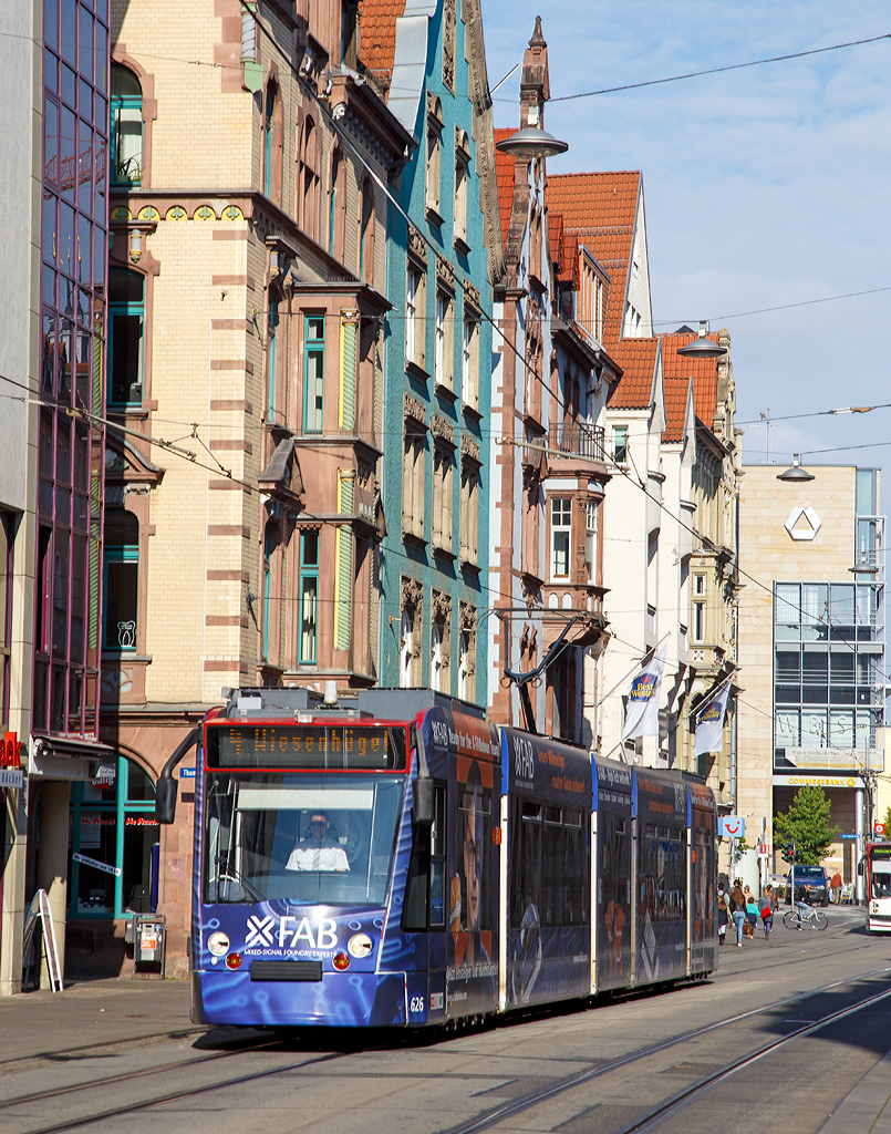 Der Niederflur-Straßenbahn Triebwagen 626 der Erfurter Verkehrsbetriebe (SWE EVAG), ein Siemens Combino Basic, als Linie 4 nach Wiesenhügel, erreicht am 05.10.2015 bald die Station Hauptbahnhof Erfurt. 

Der fünfteilige Triebwagen vom Typ Combino Basic wurde 2000 von Siemens in Düsseldorf (ehemals Duewag AG) unter den Fabriknummern 39766, 39745, 39752, 39759 und 39738 gebaut und 2008 umfangreich saniert.

Der Combino ist eine Niederflur-Straßenbahn, die 1996 von Siemens-Duewag erstmals als Prototyp gebaut wurde. Wegen seines modularen Aufbaus mit standardisierten Bauteilen und des daraus resultierenden geringeren Preises galt der Combino, über 500 verkauften Fahrzeugen, als einer der erfolgreichsten Straßenbahn-Standardtypen. Ab 2004 brachte jedoch ein Konstruktionsfehler, der zu Pannen und Materialverschleiß führte, die Combinos in Verruf.

Der Combino wurde von Siemens Düsseldorf (ehemals Duewag AG) als Antwort auf den ständigen Preisdruck am Markt ab 1994 entwickelt. Ziel des innovativen Konzepts war die Umstellung von der oft maßgeschneiderten Kleinserie zu einer wesentlich ökonomischeren industriellen Großserien-Fertigung. Das Fahrzeug wurde als Modulsystem aus standardisierten Baugruppen konzipiert und sollte so möglichst viele Einsatzmöglichkeiten abdecken.

Der Combino wird in Leichtbauweise in Zusammenarbeit mit dem Unternehmen Alusuisse gefertigt. Die verschraubten Baugruppen aus Aluminium-Strangpress-Profilen erreichen eine gut lackierbare Oberfläche. Somit konnten gegenüber herkömmlicher Stahlbauweise Richt- und Spachtelarbeiten eingespart werden.

Der Combino besitzt keine Drehgestelle, sondern sogenannte Fahrwerke. Die Räder werden in Fahrwerksrahmen gelagert, welche nicht drehbar unter den kurzen Waggonsegmenten angeordnet sind, die dann über Drehgelenke und Faltenbalg mit achslosen, längeren Waggonsegmenten verbunden sind. Die Räder sind nicht durch eine Achse verbunden, sondern einzeln gelagert und paarweise mit Längsmotoren angetrieben. Vorteil dieser Bauart ist der durchgehende Niederflur, der bequemes Einsteigen und Barrierefreiheit (für Rollstuhlfahrer und Kinderwagen) im gesamten Wagen ermöglicht.

Im Betrieb zeigten sich Schwächen der Leichtbauweise aus Aluminium. Bei den geschraubten Aluminium-Rahmen lösen sich Verbindungen, einige der Straßenbahnen zeigten Risse in den Verbindungen zwischen Dach und Seitenwand. Anfang 2004 lagen große Teile der Combino-Flotte still, weil Siemens Einstürze der Fahrzeug-Dächer oder fortschreitende Beschädigungen an den Seitenwänden nicht ausschließen konnte.

Mittlerweile ist bis auf einige stark beschädigte Wagen der allergrößte Teil der Combinos wieder im Einsatz. Als eine der Ursachen wurde inzwischen erkannt, dass die Entwicklungsingenieure bei der Berechnung der Wagenkästen auf Berechnungsformeln für klassische Hochflurfahrzeuge zurückgegriffen hatten. Dabei hatten sie vergessen, dass durch die Multigelenkbauweise von Niederflurfahrzeugen, die überwiegend auf dem Dach montierte Ausrüstung und die fehlende Wankmöglichkeit der Wagenteile gegeneinander erhebliche Kräfte auf die Gesamtkonstruktion einwirken. Diese wurden allgemein unterschätzt und deren Übertragung und Wirkung innerhalb der Wagenkästen falsch berechnet. Auftretende Risse gefährdeten in der Folge die Stabilität der Konstruktion.

Technische Daten des Siemens Combino Basic für Erfurt:
Anzahl gebauter Fahrzeuge: 7
Art: Einrichtungsfahrzeuge
Spurweite: 1.000 mm
Radsatzfolge: Bo+2+Bo
Motorleistung: 4 x 100 kW
Höchstgeschwindigkeit: 70 km/h
Stromsystem: 750 V DC 
Länge (Wagenkasten):  30.520 mm
Breite: 2.300 mm
Höhe: 3.510 mm
Drehgestellmittenabstand: 11.440 mm
Radstand: 1.800 mm
Einstiegshöhe: 300 mm
Lichte Türweite:  650 / 1.300 mm
Türanordnung: 1 – 2 – 2 – 2 – 1 
Sitzplätze: 67
Stehplätze (4 Pers./m²): 88