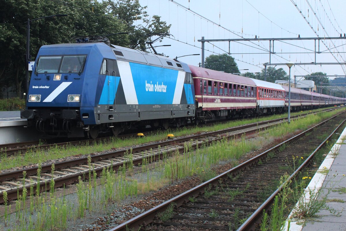 Der Niederlandische TCS hat vier ex-DB 101er gekauft für Sonderzüge ins Deutschland. Am 14 Augustus 2024 ist der Sziget-II Express eine davon. Rückgekehr aus Ungarn (Sziget-Festival) treft der TCS 103004/ex-DB 101 033 mit deren schlaferige Jungleute in Venlo ein. Die 103001 hat der Zug zwischen Passau und venlo geschleppt.