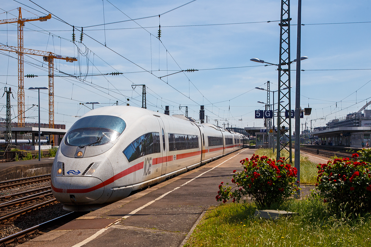 Der NS (Nederlandse Spoorwegen) ICE 3M Tz 4653 (93 80 5406 053-9 D-NS) f�hrt am 01.06.2019 durch den Bahnhof K�ln Messe/Deutz zum Hauptbahnhof K�ln.