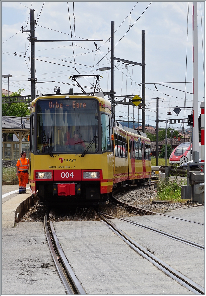 Der OC / TRAVYS Be 4/8 004 (94 80 0450 004-7) wartet in Chavornay auf die Abfahrt nach Orbe. 

4. Juli 2022