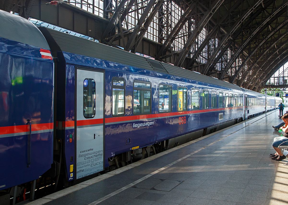 Der �BB Nightjet 2.Klasse Liegewagen, A-�BB 73 81 59-91 219-0 der Gattung Bcmz 73, eingereiht in die leere Nightjet-Zuggarnitur (NJ 421/40421), bei der Zugdurchfahrt nach K�ln-Deutzerfeld am 01.06.2019 im Hbf K�ln. Der Zug hatte kurz Hp 0.

TECHNISCHE DATEN:
Gattung/Bauart: Bcmz 73
Spurweite: 1.435 mm
L�nge �ber Puffer: 26.400 mm
Wagenkastenl�nge: 26.100 mm
Wagenkastenbreite: 2.818 mm
H�he �ber Schienenoberkante: 4.250 mm
Drehzapfenabstand: 19.000 mm
Achsstand im Drehgestell: 2.500 mm
Leergewicht: 50 t;
H�chstgeschwindigkeit: 200 km/h
Pl�tze: max. 54 
Abteile:  9 � 6 Personen (sind aber auch als 4er Abteile buchbar)
Toiletten: 2
Waschr�ume: 2
Dienstraum: ja
Bremse: KE-PR-Mg (D) 
