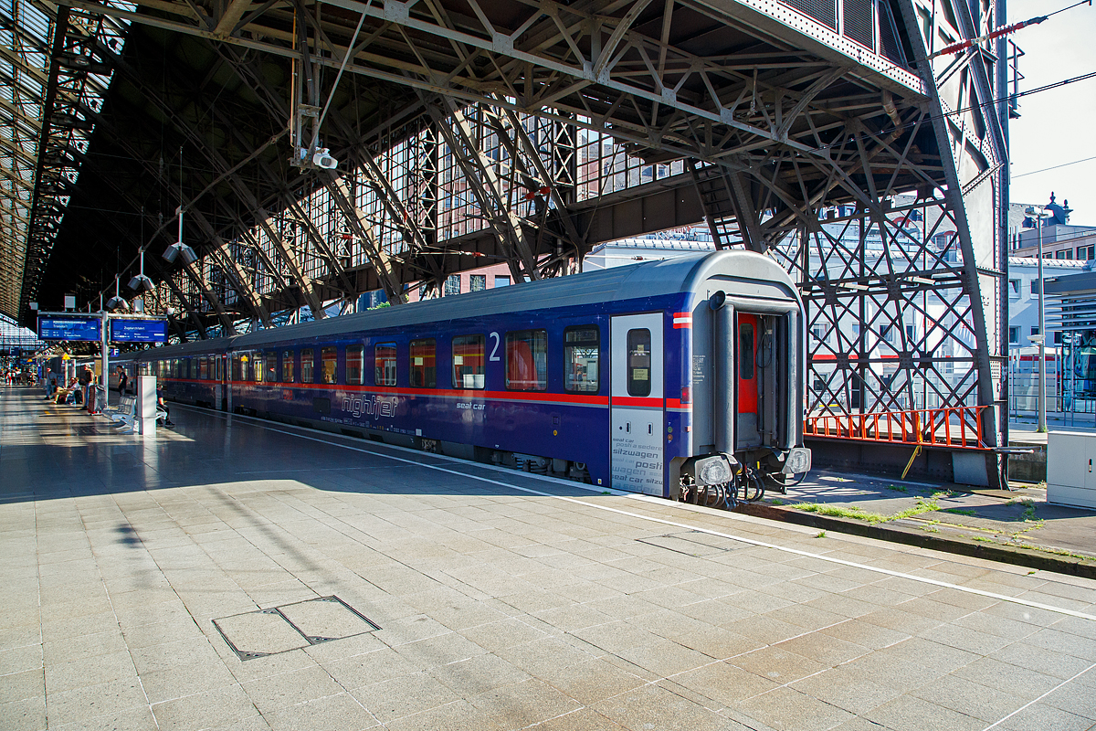 Der �BB Nightjet 2.Klasse Sitzwagen, A-�BB 73 81 21-91 152-8 der Gattung Bmz, eingereiht in die leere Nightjet-Zuggarnitur (NJ 421/40421) am Zugschluss, bei der Zugdurchfahrt nach K�ln-Deutzerfeld am 01.06.2019 im Hbf K�ln. Der Zug hatte kurz Hp 0.

Der Wagen von der Simmering-Graz-Pauker AG im Werk Graz gebaut. 

TECHNISCHE DATEN:
Spurweite: 1.435 mm
L�nge �ber Puffer: 26.400 mm
Wagenkastenl�nge: 26.100 mm
Wagenkastenbreite: 2.818 mm
H�he �ber Schienenoberkante: 4.250 mm
Drehzapfenabstand: 19.000 mm
Achsstand im Drehgestell: 2.500 mm
Leergewicht: 52 t;
H�chstgeschwindigkeit: 200 km/h
Sitzpl�tze: 66 
Abteile:  11 � 6 Personen 
Toiletten: 2
Dienstraum: nein
Bremse: O-PR-Mg (D)