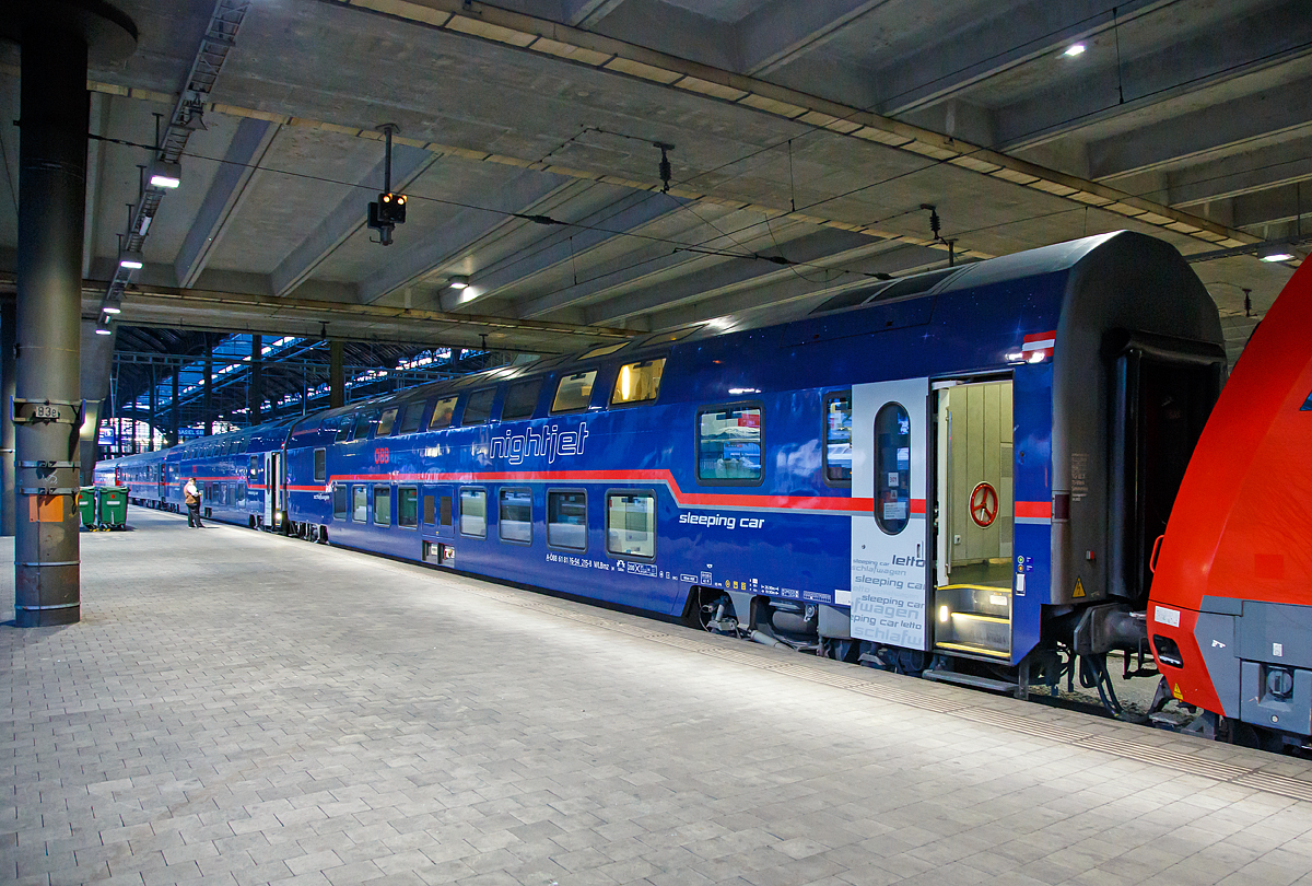 
Der �BB Nightjet Doppelstock-Schlafwagen A-�BB 61 81 76-94 215-8 WLBmz, am 21.05.2018, eingereiht im �BB Nightjet (NJ40470 / NJ 470), im Bahnhof Basel SBB.

In den Z�gen Wien – Z�rich und Z�rich – Berlin setzen die �BB 10 Doppelstock-Schlafwagen ein, die 1995 von SGP, Talbot und Schindler Waggon AG an die City Night Line CNL AG geliefert wurden. 5 WLBmz 61 81 76-94 215 bis 219 sowie 5 WLABmz 61 81 76-94 321 bis 325. Die �BB �bernahmen diese Wagen bei ihrem Ausscheiden aus der CNL AG und modernisierten sie 2009 mit luftgefederten Drehgestellen vom Typ SGP 400.

Dieser WLBmz hat 17 Zweibett- und zwei Vierbettabteile. Die Vierbettabteile werden heute nur in Dreibettbelegung genutzt und sind teilweise als Dienstabteil reserviert.

TECHNISCHE DATEN:
Spurweite: 1.435 mm
L�nge �ber Puffer: 26.900 mm
Drehzapfenabstand: 19.900 mm
Achsstand im Drehgestell: 2.500 mm 
Wagenkastenbreite: 2.800 mm
Wagenh�he: 4.320 mm
Drehgestelle: SGP 400 (luftgefedert)
Raddurchmesser: 920 mm (neu) / 860 mm (abgenutzt)
Gewicht: ca. 61 t
H�chstgeschwindigkeit: 200 km/h
kleinste befahrbare Gleisbogen: R = 150 m
Pl�tze: 42
Oberstock: 8 Abteile mit je 2 Betten
Unterstock: 8 Abteile mit je 2 Betten und 2 Abteile mit je 4 Betten (�ber den Fahrgestellen)
