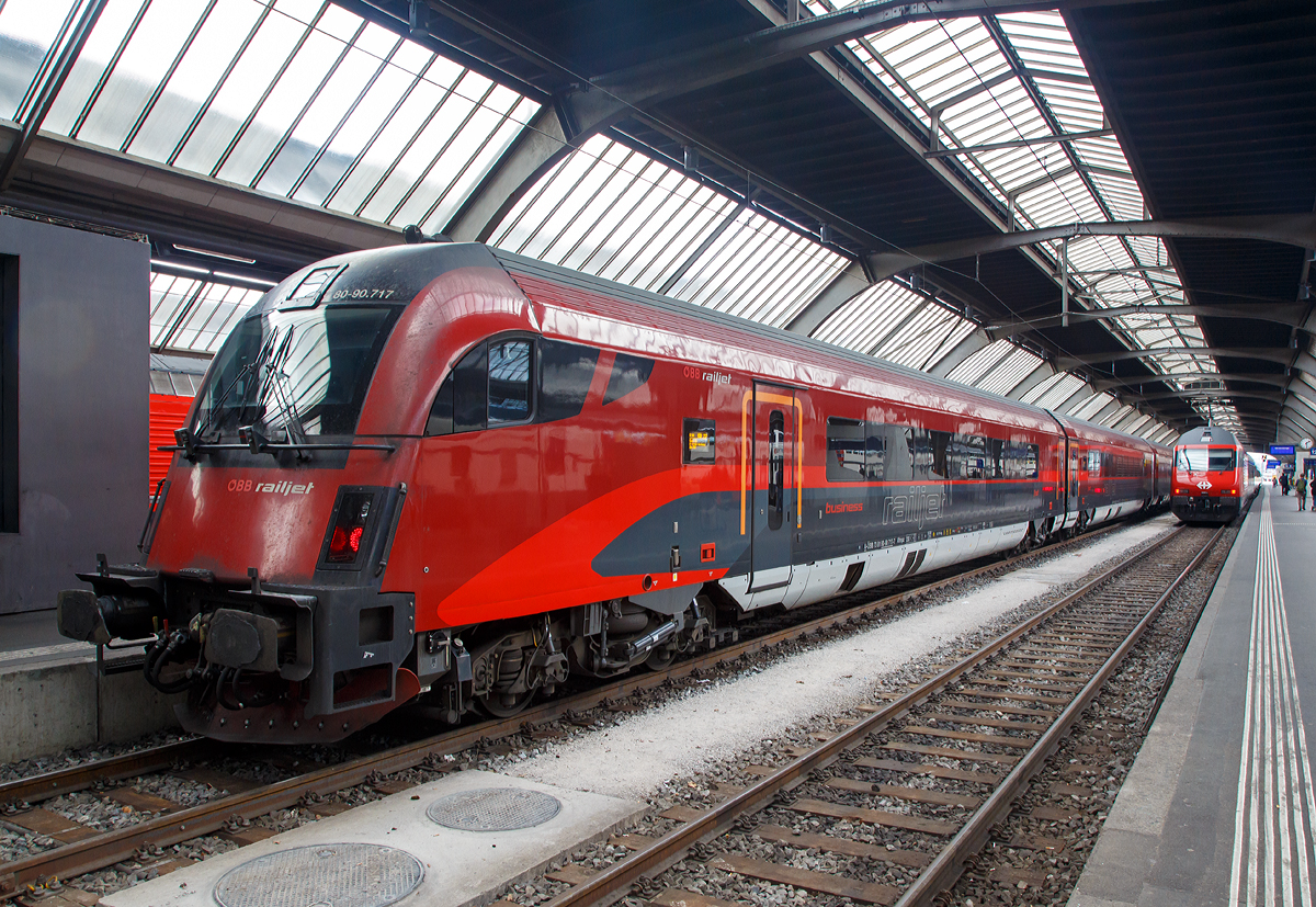 
Der ÖBB-Railjet-Steuerwagen (Premium / 1. Klasse) A-ÖBB 73 81 80-90 717-7 Afmpz am 12.09.2017 in Zürich HB. 

Der Wagenkasten ist eine Schweißkonstruktion aus Profilen und Blechen (Differentialbauweise). Die Einzelteile sind mehrheitlich ausBaustahl und ferritischem rostfreien Stahl hergestellt.

Der Untergestell-Rahmen ist eine Schweißkonstruktion, bestehend aus gewalzten Stahlprofilen, Abkantprofilen und Stahlblechteilen. Der Untergestell-Rahmen bildet mit den Seitenwänden, dem Dach und den Stirnwänden eine tragende Einheit. Ein Wellblech an der Unterseite dieser Konstruktion schließt das Untergestell ab.
An den beiden Wagenenden befinden sich die Kopfstücke für die Aufnahme der Kurzkupplung sowie der Zug- und Stoßeinrichtung beim Afmpz- und beim Bmpz/2-Wagen                   

Fahrwerk          
Die Drehgestellfamilie SF400, luftgefederte Laufdrehgestelle, wurde für den Einsatz in lokbespannten Reisezügen im Wendezugbetrieb entwickelt. Optimales Laufverhalten im Hinblick auf Stabilität, Komfort und Entgleisungssicherheit sowie hohe Zuverlässigkeit und niedrige Betriebskosten sind Merkmale dieses Drehgestelltyps.   
Das gegenständliche Drehgestell SF400 ÖBB-railjet ist ein Drehgestell mit drei Bremsscheiben, Magnetschienenbremse (außer Afmpz am WE 2) und ist lauf- und bremstechnisch abgestimmt auf eine max. Betriebsgeschwindigkeit von 230 km/h.                      

Das Drehgestell besteht aus den folgenden Hauptkomponenten:
- Drehgestellrahmen
- Laufradsatz, Radsatzlager, Radsatzführung/Primärfeder
- Luftfedersystem, Querfeder, Drehdämpfer, Wankstabilisator
- Längsmitnahme, Querspielbegrenzung, Drehzapfen
- Scheibenbremse, Parkbremse (Federspeicherbremse), MG-Bremse
- Zugsicherung (Antennen, nur Steuerwagen Afmpz)
- Sandung (nur Steuerwagen Afmpz), Spurkranzschmierung
(nur Steuerwagen Afmpz)
- Druckluftverrohrung, Verkabelung, Erdungskontakt

TECHNISCHE DATEN: 
Spurweite 1.435 mm
Länge über Puffer: 26.850 mm
Wagenkastenlänge: 26.409 mm 
Drehzapfenabstand: 19.000 mm 
Achsabstand im Drehgestell: 2.500 mm 
Raddurchmesser: 920 mm (neu) / 860 mm (abgenutzt)
Drehgestell: SF400
Wagenhöhe über SO: 4.050 mm
Wagenbreite: 2.825 mm
Fußbodenhöhe Abteil über SO: 1.250 mm
Lichte Weite Einstieg: 2 x 850 mm
Lichte Weite Übergang: 1.100 mm
Bremsanlage: 3 Scheiben pro Achse + Mg
Raddurchmesser (neu):  920 mm
Max. Betriebsgeschwindigkeit: 230 km/h, die lauftechnische
Geschwindigkeit beträgt 250 km/h
Min. Kurvenradius: 150 m
Eigengewicht: 50,4 t
Sitzplätze: 27 (16 Premium Class, 11 First Class)
Toiletten: 1