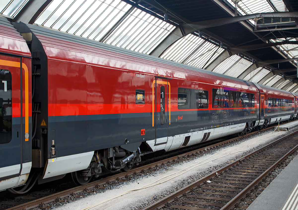 
Der �BB-Railjet-Wagen (1. Klasse und Bistro)  A-�BB 73 81 85-90 717-6 ARbmpz am 12.09.2017 in Z�rich HB. 

Der ARbmpz-Wagen verf�gt �ber ein versperr bares Bistro f�r Thekenverkauf mit einer kleinen Galley, sowie einen angrenzenden Stehbereich. Der angrenzende, gro�r�umige Stehbereich dient den Fahrg�sten zum Verzehr der erworbenen Snacks/ Getr�nke.

Die Einstiege des ARbmpz-Wagens am WE 2 sind mit Behindertenliften ausger�stet, die unmittelbar an den Rollstuhlbereich angrenzen und �ber die den Rollstuhlfahrern der Zugang ins Fahrzeug vom Bahnsteig aus erm�glicht wird. Die Bedienung des Behindertenlifts erfolgt ausschlie�lich durch geschultes Personal (Zugbegleiter). Die Tragkraft des Behindertenliftes betr�gt 300 kg.

Der ARbmpz-Wagen ist am WE 1 mit Ladet�ren ausger�stet, �ber die der Wagen mit den Catering-Trolleys f�r das Bistro beladen werden kann. Die Bet�tigung der T�r erfolgt nur durch das Zugbegleit- bzw. durch das Catering-Personal. Die T�r kann auch notbet�tigt  werden, wobei dem Fahrgast die Notbet�tigung nicht zug�nglich ist.
Der ARbmpz hat 10 Sitze der First Class, davon zwei Klappsitze. Drei Rollstuhlpl�tze (wenn die zwei Klappsitze nicht genutzt werden).

TECHNISCHE DATEN (ARbmpz): 
Spurweite 1.435 mm
L�nge �ber Puffer: 26.500 mm
Drehzapfenabstand: 19.000 mm 
Achsabstand im Drehgestell: 2.500 mm 
Raddurchmesser: 920 mm (neu) / 860 mm (abgenutzt)
Drehgestell: SF400
Wagenh�he �ber SO: 4.050 mm
Wagenbreite: 2.825 mm
Fu�bodenh�he Abteil �ber SO: 1.250 mm
Lichte Weite Einstieg: 1 x 850 mm
Lichte Weite �bergang: 1.100 mm
Bremsanlage: 3 Scheiben pro Achse + Mg
Max. Betriebsgeschwindigkeit: 230 km/h, die lauftechnische
Geschwindigkeit betr�gt 250 km/h
Min. Kurvenradius: 150 m
Eigengewicht: 52  t
Sitzpl�tze: 10 (First Class / 1.Klasse)
