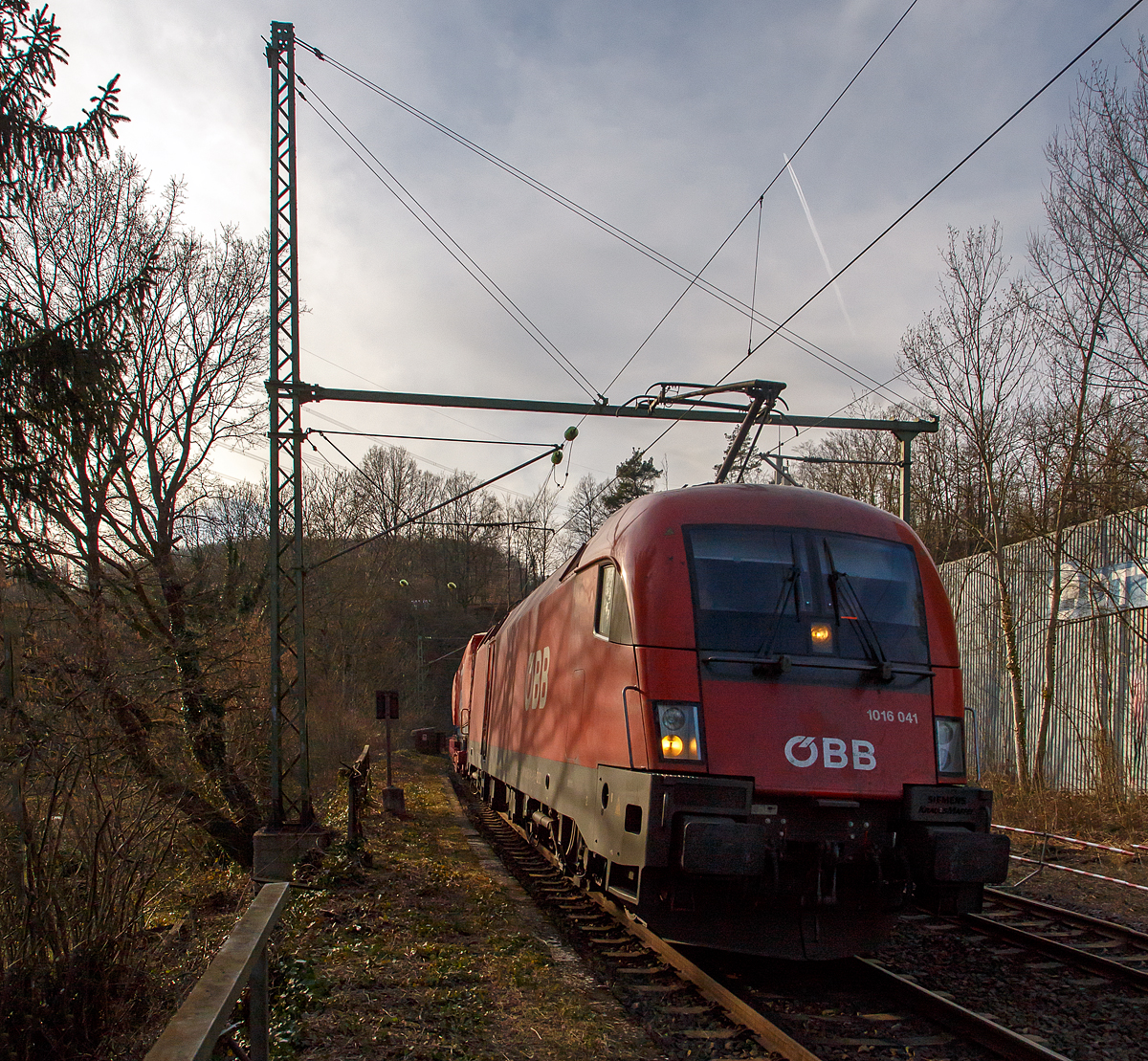 Der ÖBB Taurus 1016 041 (91 81 1016 032-5 A-ÖBB) fährt am 12.03.2022 mit einem  Winner -KLV-Zug durch Scheuerfeld (Sieg) in Richtung Siegen.

Der Taurus wurde 2001 vom Siemens-TS Werk in Linz unter der Fabriknummer 20389 gebaut und an die ÖBB - Österreichische Bundesbahnen geliefert.