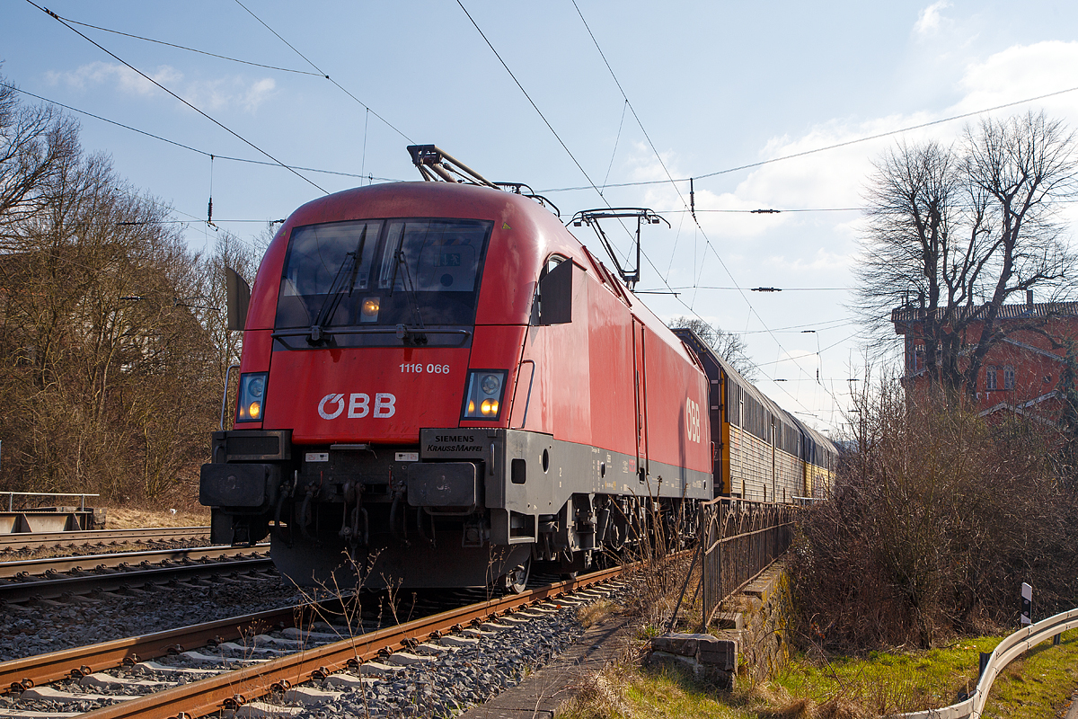 
Der ÖBB Taurus 1116 066 (91 81 1116 066-2 A-ÖBB) hat mit einem ARS Altmann Autotansportzug (mit geschlossene Doppelstock Autotransportwaggons) am 24.03.2018 in Neustadt (Hessen) Hp 0. 

Die Siemens ES 64 U2 wurde 2002 von Siemens unter der Fabriknummer 20495 gebaut und an die Österreichische Bundesbahnen geliefert. Sie hat die Zulassungen für Österreich und Deutschland.