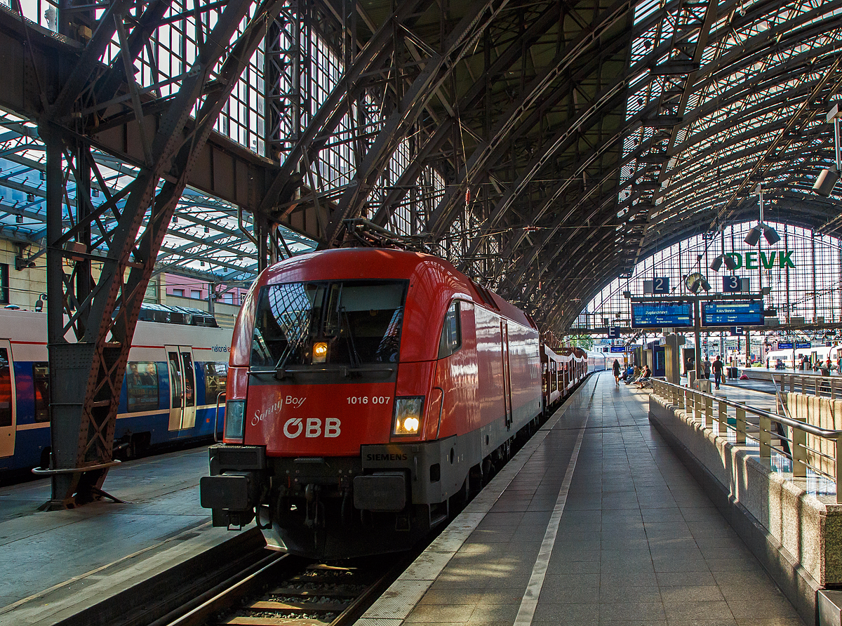 Der �BB Taurus1016 007 „Sunny Boy“ (91 81 1016 007-7 A-�BB) f�hrt am 01.06.2019 mit einer Nightjet-Zuggarnitur mit Autozugwagen, nach kurzem Hp 0, durch den Hbf K�ln in Richtung Deutzerfeld.