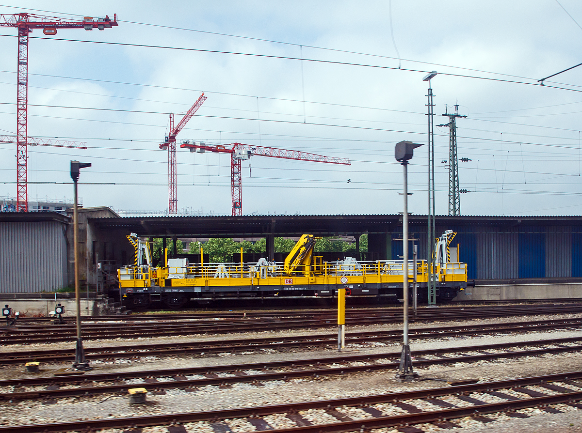Der Ol-Bauwagen BA 575 (Mastenwagen 575),  D-DB 80 80 979 0 037-3 der DB Netz AG ist am 18.05.2018 beim Bahnhof Basel Badischer Bahnhof abgestellt. Aufgenommen aus einem einfahrenden ICE.

26 Wagen ex Rs 683-Wagen wurden zwischen  Ende 1994 und Ende 1997 im DB Werk Stendal zu diesen Oberleitung-Bauwagen 575 umgebaut.

TECHNISCHE DATEN:
Spurweite: 1.435 mm
L�nge �ber Puffer: 19.900 mm
Drehzapfenabstand: 14.860 mm
Ladel�nge: 18.500 mm
Ladefl�che: 51,3 m�
Eigengewicht: 34 t
Max. Zuladung bei Lastgrenze S: 30,5 t (ab Streckenklasse A)
Max. Geschwindigkeit: 100 km/h (leer 120 km/h)
Kleinster bef. Gleisbogenradius: 75 m
Umgebaut: DB Werk Stendal (1996)  