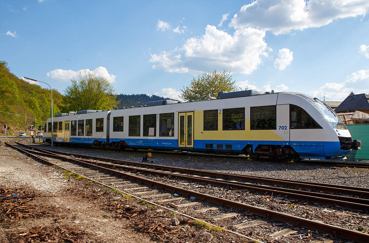 
Der OLA VT 702 (95 80 0648 296-1 D-OLA / 95 80 0648 796-0 D-OLA) ein  Alstom Coradia LINT 41 der Ostseeland Verkehr GmbH ist am 07.05.2016 auf der Gleisanlage der KSW in Siegen-Eintracht abgestellt. Er wurde wohl von der HLB (Hessische Landesbahn) Probegefahren. 

Der LINT wurde 2001 von Alstom (LHB) in Salzgitter unter den Fabriknummern 2001-702a bzw. b gebaut. Eigent�mer bzw. Vermieter war bislang die Alpha Trains Europa GmbH in K�ln.