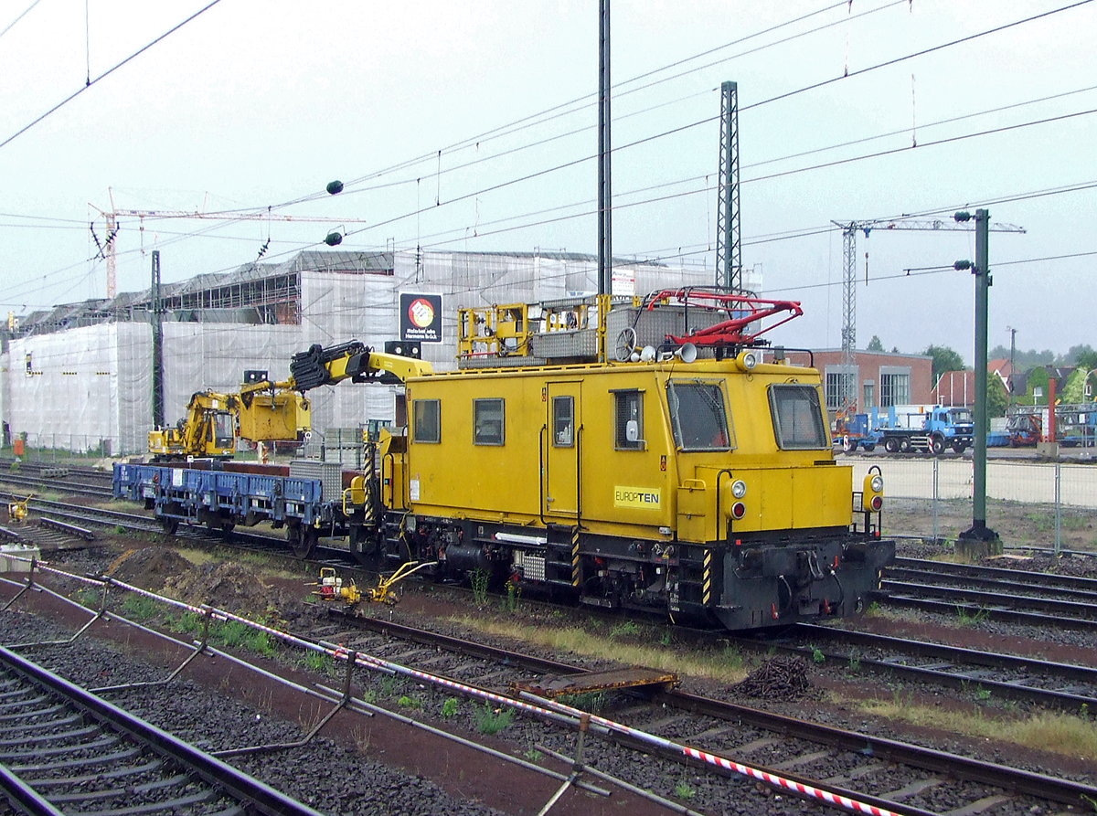 
Der Plasser & Theurer Motorturmwagen MTW 10.107/1 (97 99 01 505 17-7) der EUROPTEN (European Trans Energy GmbH, Wien), mit Schutzwagen (Kbs-Wagen) 23 RIV 84 3354 500-5 NL-RP der RailPro, am 20.06.2009 beim Bahnhof Meppen (aufgenommen aus dem Zug).  

Dieser Motorturmwagen wurde 1996 von Plasser & Theurer unter der Fabriknummer 683 gebaut.

Technische Daten des MTW 10.107/1:
Länge über Puffer:  11.550  mm
Radsatzstand:  6.500  mm
Eigengewicht:  37,0  t
Bauart der Bremse:  KE-P mZ
Bremsgewicht G:  -  t
Bremsgewicht P:  25,0  t
Zul. Anhängelast:  40,0  t
Zur Mitfahrt  zugel. Personenanzahl:  7
Höchstgeschwindigkeit:  90  km/h