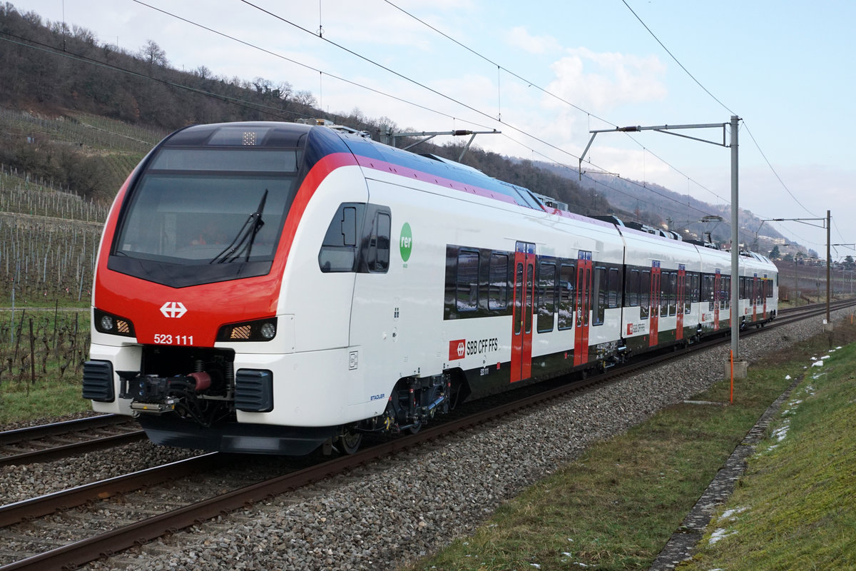 Der RABe 523-111 Flirt 3 auf Probefahrt bei Cressier am 7. Januar 2021.
Foto: Walter Rutsch