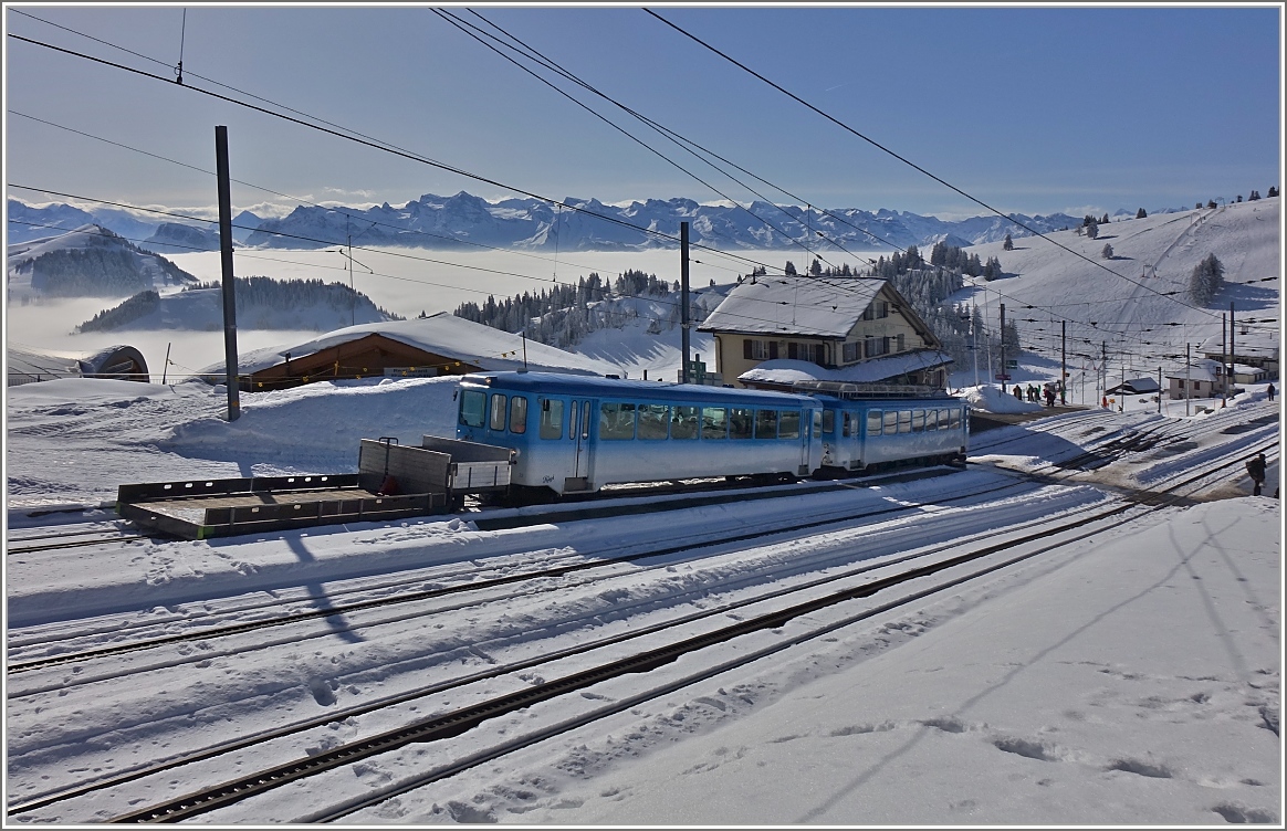 Der RB BDhe 12 (1949 SLM/SAAS) schiebt seine Bt und Vorstellwagen Richtung Rigi Kulm. Das Bild zeigt den Zug beim Halt in Rigi Staffel.
(24. Februar 2018) 