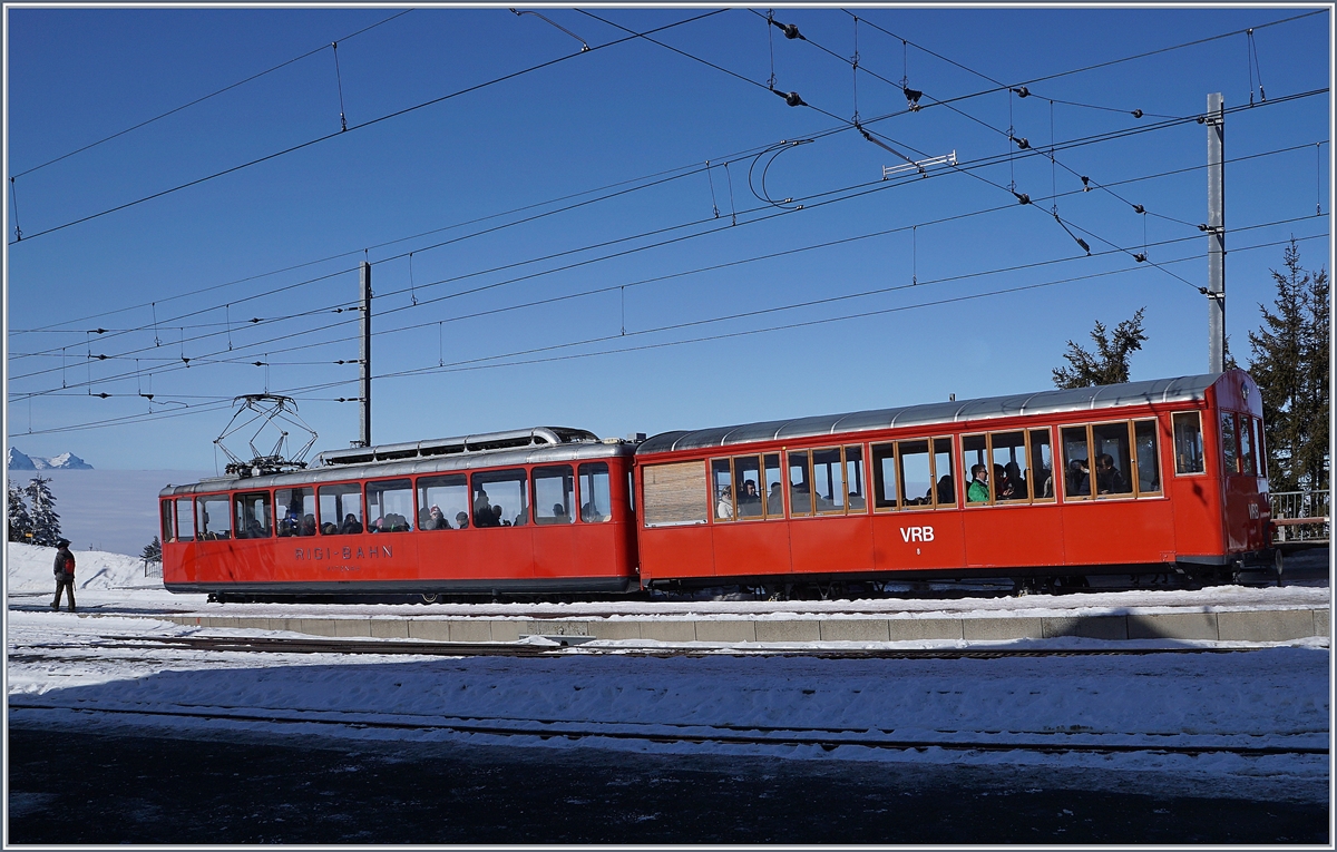 Der  RB Bhe 2/4 N� 3 (1937 SLM/BBC) mit einem Steurerwagen auf der Fahrt von Vitznau nach Rigi Kulm beim Halt in Rigi Staffel.
24. Februar 2018
