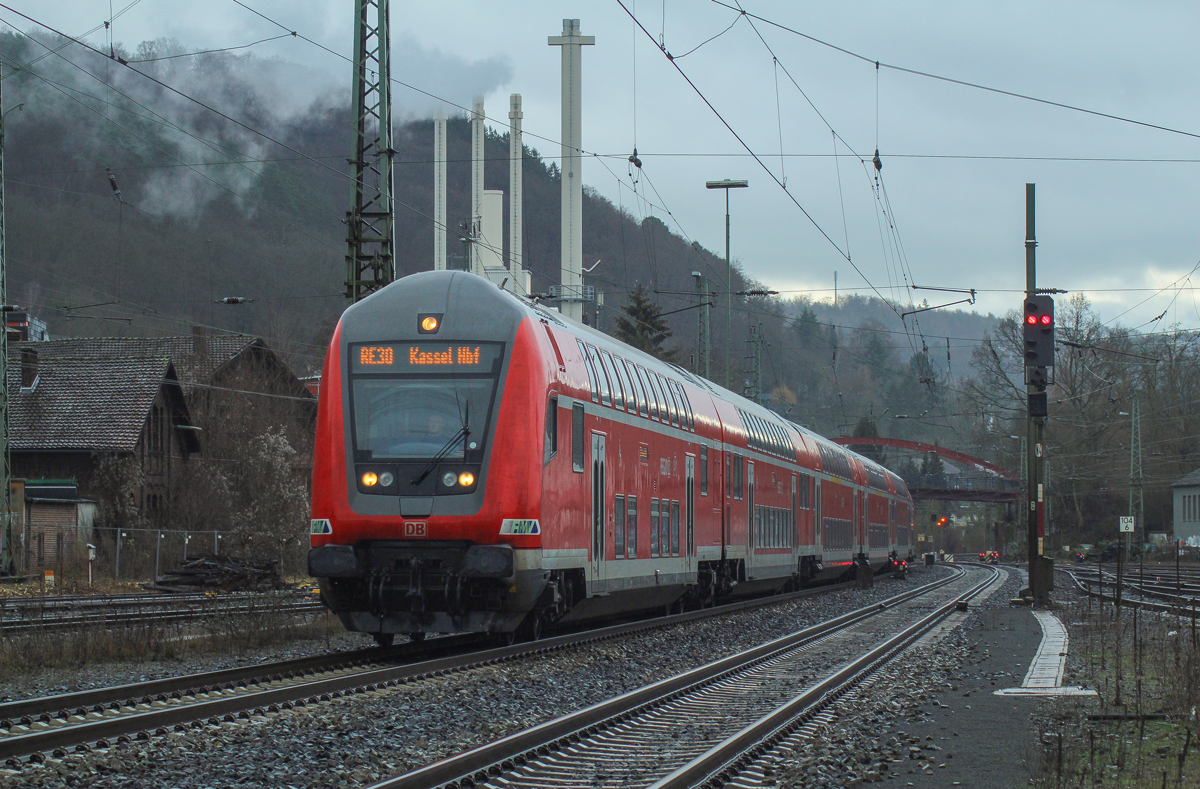 Der RE 30. Einer der wundervollsten RE's die ich kenne.
Hier erreicht RE 4156 zusammen mit einer 146.2 den Bahnhof Marburg (Lahn) auf dem Weg nach Kassel. Das Bild wurde am heutigen Mittwoch, den 27.12.17 aufgenommen.