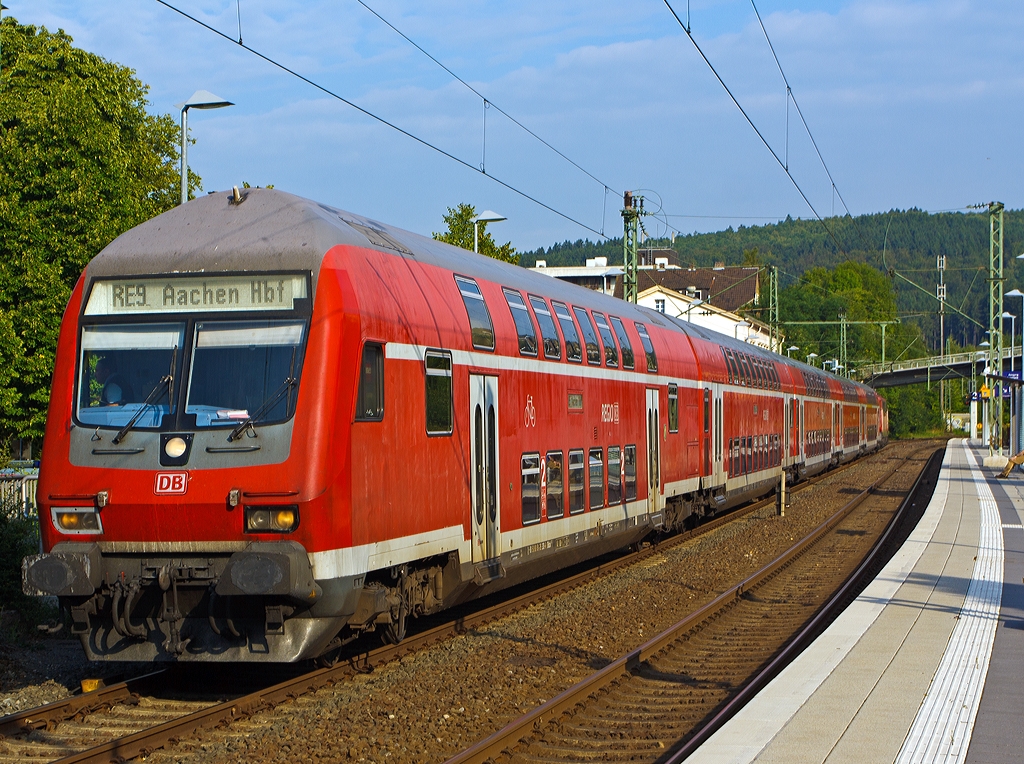 Der RE 9 - Rhein-Sieg-Express (Siegen – K�ln - Aachen), steuerwagenvoraus beim Halt am 23.08.2013 im Bahnhof Kirchen an der Sieg.

Beim Steuerwagen handelt es sich um:
Doppelstockwagen-Steuerwagen 2. Klasse der Gattung DBbzfa 761.2 (D - DB 50 80 80 - 35 338-8)

Technische Daten:
L�nge �ber Puffer: 27.270 mm 
Drehzapfenabstand: 20. 000 mm 
Drehgestellbauart: G�rlitz VIII 
Leergewicht: 46t 
H�chstgeschwindigkeit: 140 km/h 
Sitzpl�tze: 101 in der 2.  Klasse 
Toiletten: 1, behindertengerecht, geschlossenes System 
Baujahre: 1996-1997 
Hersteller: Deutsche Waggonbau AG (DWA), G�rlitz 
Bemerkungen: Einstiegsh�he 760 mm; zus�tzliche Klapptrittstufen; eingeschr�nkt dieselloktauglich