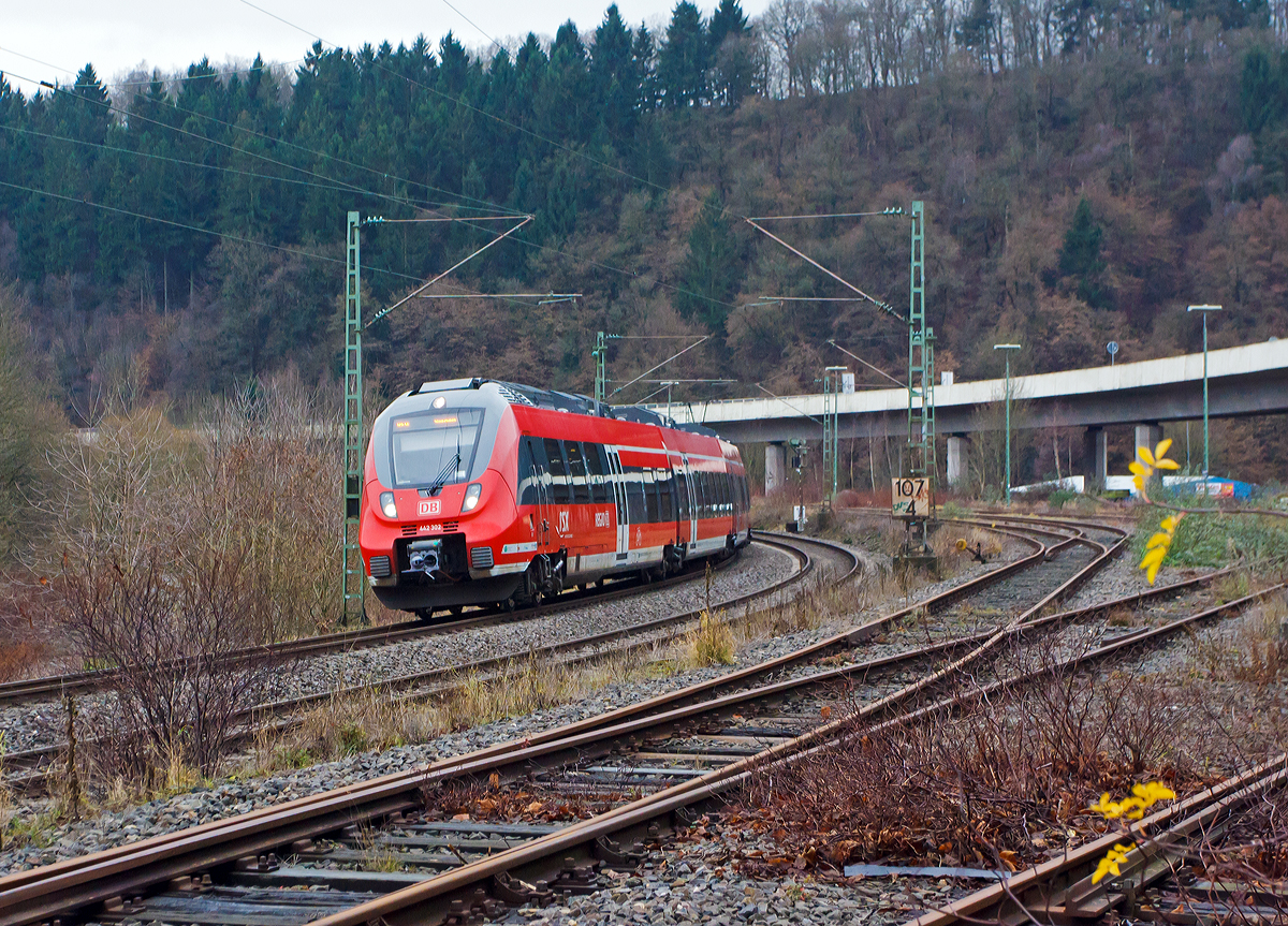 
Der RE 9 - Rhein-Sieg-Express (Aachen – K�ln - Siegen) erreicht gleich (20.12.2014) seine Endstation Siegen Hbf, hier wied er gefahren von  zwei gekopelten Bombardier Talent 2.