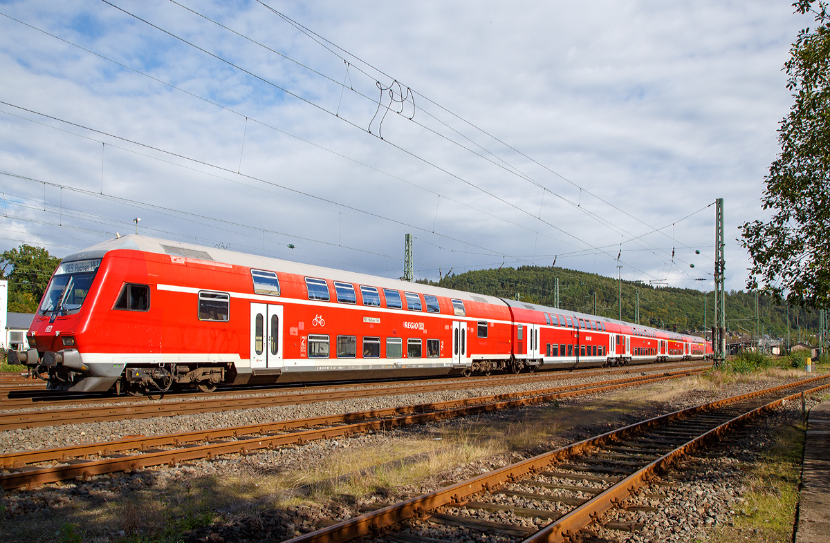 Der RE 9 - Rhein-Sieg-Express (Siegen – Köln - Aachen), verlässt 18.09.2015 steuerwagenvoraus den Bahnhof Betzdorf (Sieg) und fährt weiter in Richtung Köln.

Beim Steuerwagen handelt es sich um:
2. Klasse Doppelstockwagen-Steuerwagen D-DB 50 80 80-35 327-1 der Gattung DBbzfa 761.2.

TECHNISCHE DATEN:
Hersteller: Deutsche Waggonbau AG (DWA), Görlitz
Baujahre: 1996-1997
Spurweite: 1.435 mm (Normalspur)
Länge über Puffer: 27.270 mm
Wagenkastenlänge: 26.660 mm
Drehzapfenabstand: 20.000 mm
Achsstand im Drehgestell:  2.500 mm
Drehgestellbauart: Görlitz VIII
Wagenkastenbreite: 2.784 mm
Höhe über Schienenoberkante: 4.631 mm
Leergewicht: 49 t
Höchstgeschwindigkeit: 140 km/h
Sitzplätze: 101 in der 2. Klasse
Dienstraum: ja
Toiletten: 1, behindertengerecht, geschlossenes System
Bemerkungen: 1 Mehrzweckabteil; uneingeschränkt dieselloktauglich; Einstiegshöhe 760 mm