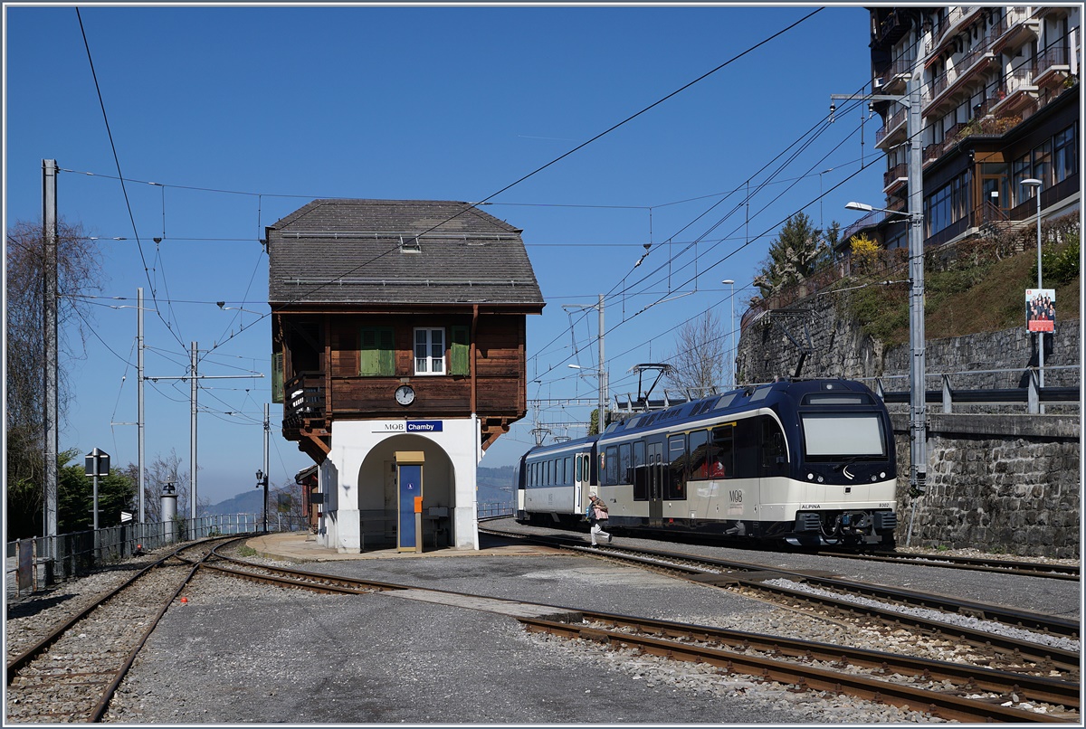 Der Regionalzug 2224 von Montreux nach Zweisimmen kurz vor der Weiterfahrt nach dem Kreuzungshalt in Chamby.
27. März 2017