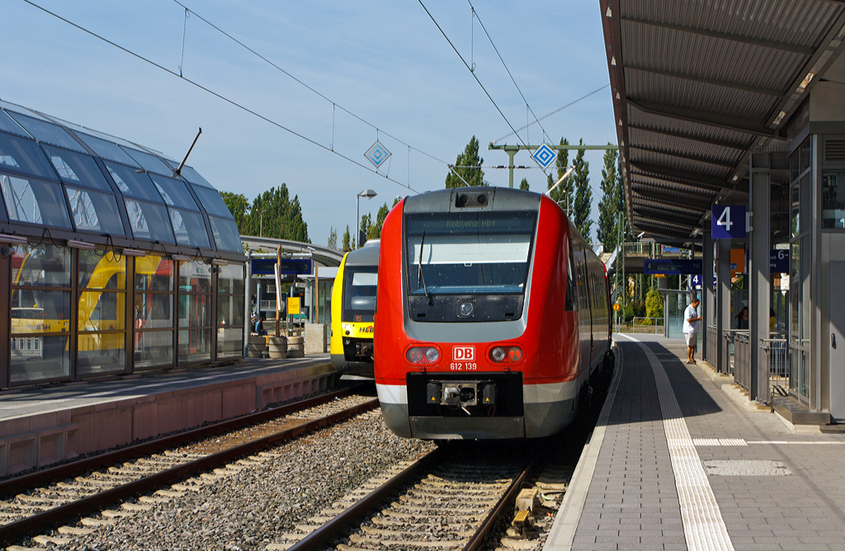 
Der  RegioSwinger  Dieseltriebwagen mit Neigetechnik 612 139 / 639 der DB Regio ist gerade am 21.08.2013 als RE 25  Lahntalexpress  Gießen – Wetzlar – Limburg (Lahn) – Koblenz Hbf in den Bahnhof Wetzlar eingefahren. Dahinter steht VT 276 (ein LINT 41) der HLB - Hessische Landesbahn als  RB 25  Lahntalbahn .

An der Oberleitung kann man deutlich das Signal EL 6 sehen, welches anzeigt dass ab hier die Oberleitung zu Ende ist. Die Lahntalbahn ist nicht elektrifiziert.
