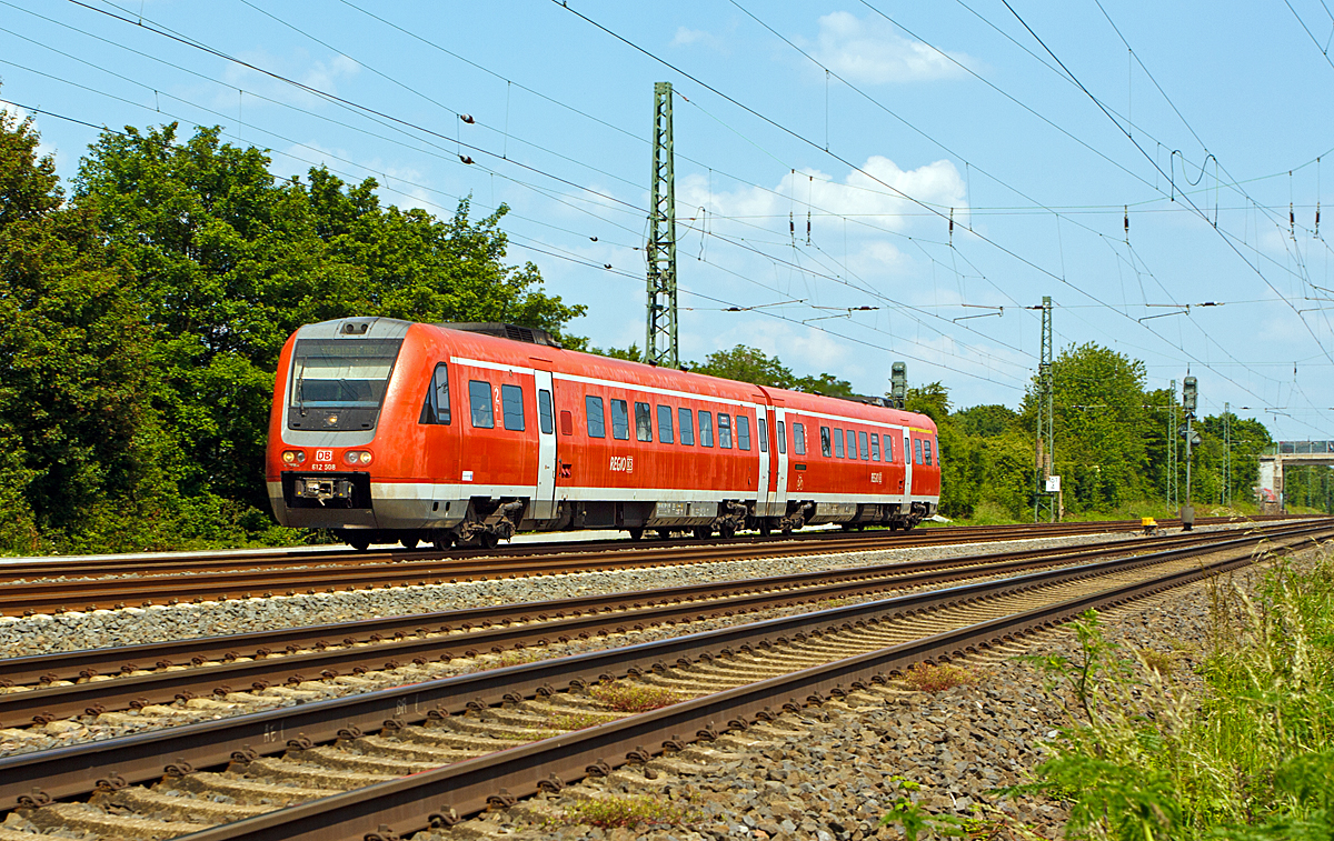 
Der  RegioSwinger  Dieseltriebwagen mit Neigetechnik 612 508 / 612 008 der DB Regio  f�hrt am 02.06.2014 bei Dutenhofen  als RE 25  Lahntalexpress  Gie�en – Wetzlar – Limburg (Lahn) – Koblenz Hbf in Richtung Wetzlar. Hier ist er noch auf der Dillstrecke (KBS 445), in Wetzlar geht es dann auf die Lahntalbahn (KBS 625).