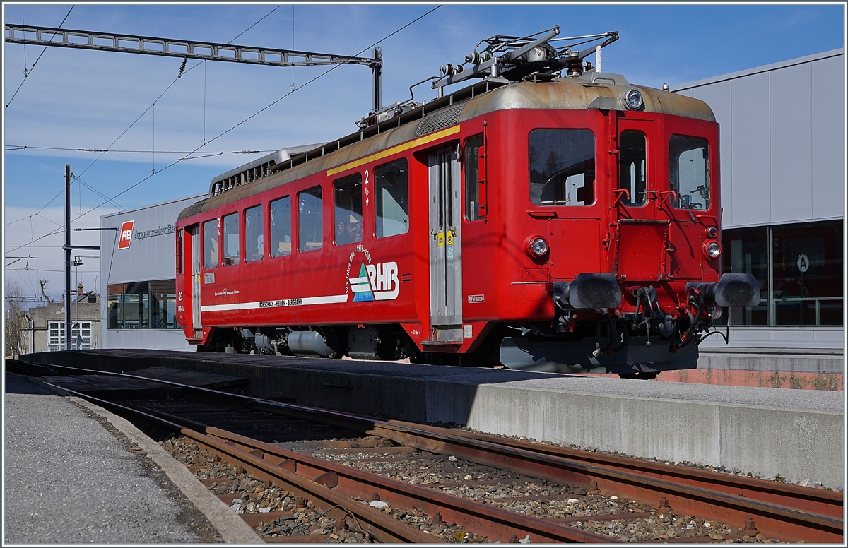 Der RHB AB ABDeh 24 N� 24 in Heiden. Da der Triebwagen nur fallweise als Ersatz f�r den im Regelverkehr eingesetzten BDeh 3/6 N� 25 zum Einsatz kommt, konnte ich diesen Triebwagen nur abgeb�gelt fotografieren. 

23. M�rz 2021