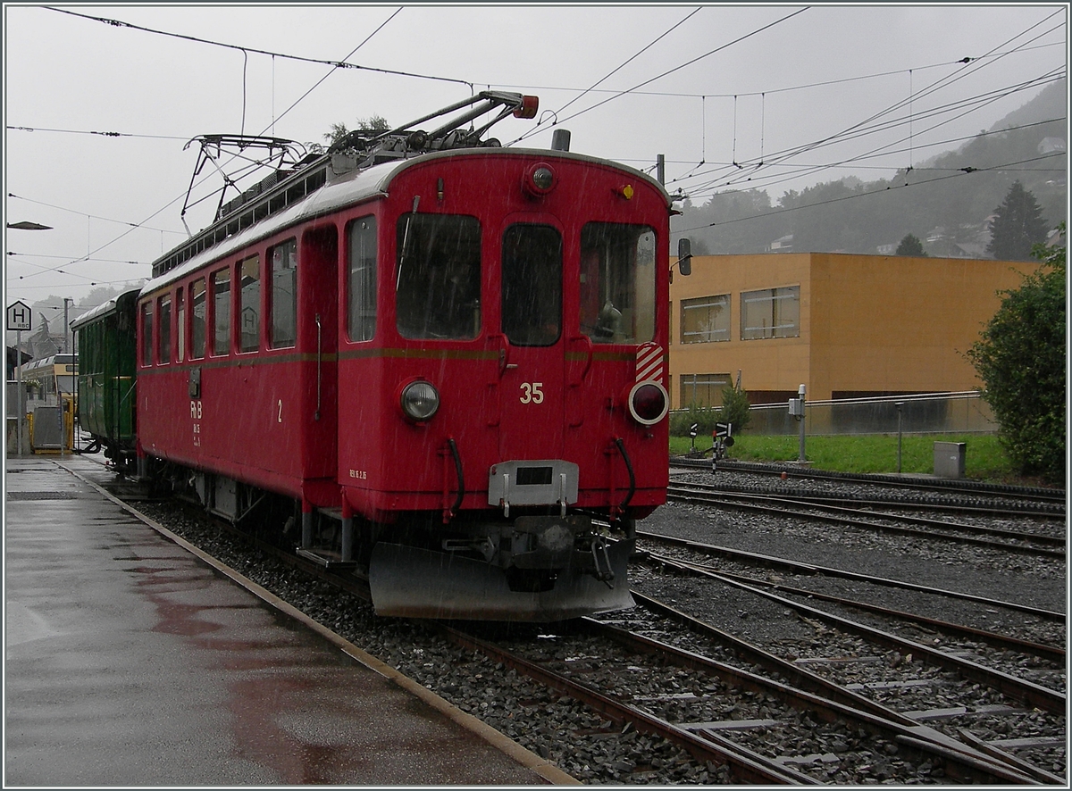 Der RhB ABe 4/4 N° 35 an einem regnerischen Sonntag in Blonay. 
16. August 2015