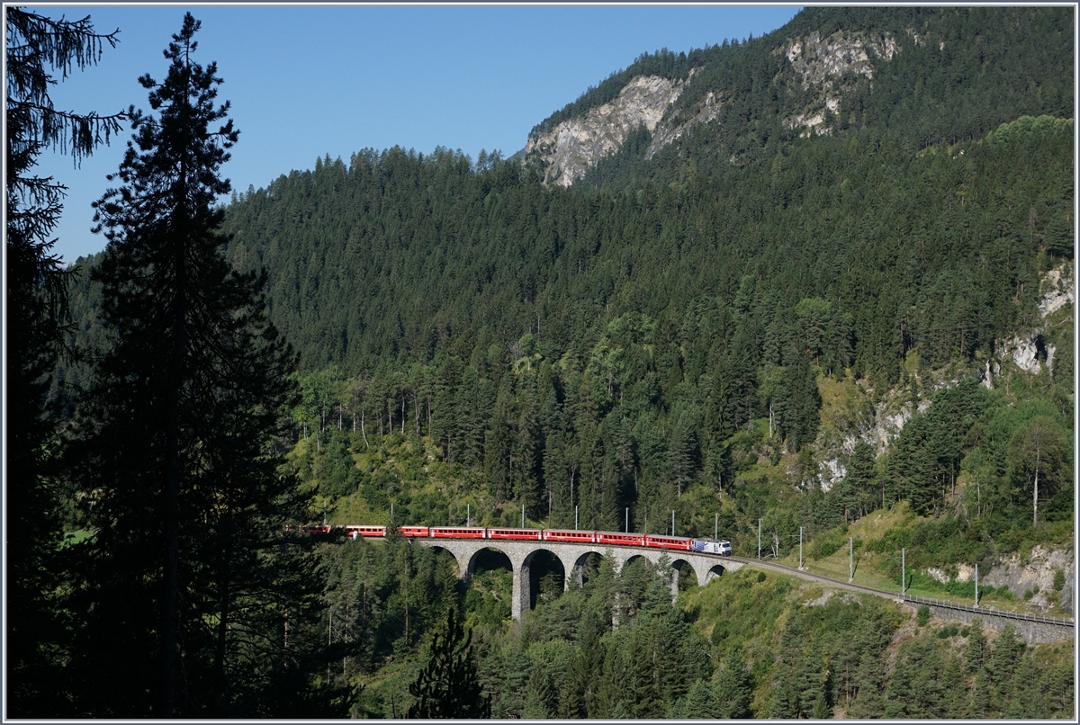 Der RhB Albula Schnellzug mit einer Ge 4/4 III erreicht in Kürze den Landwasser Viadukt und dann Filisur. 

12. Sept. 2016