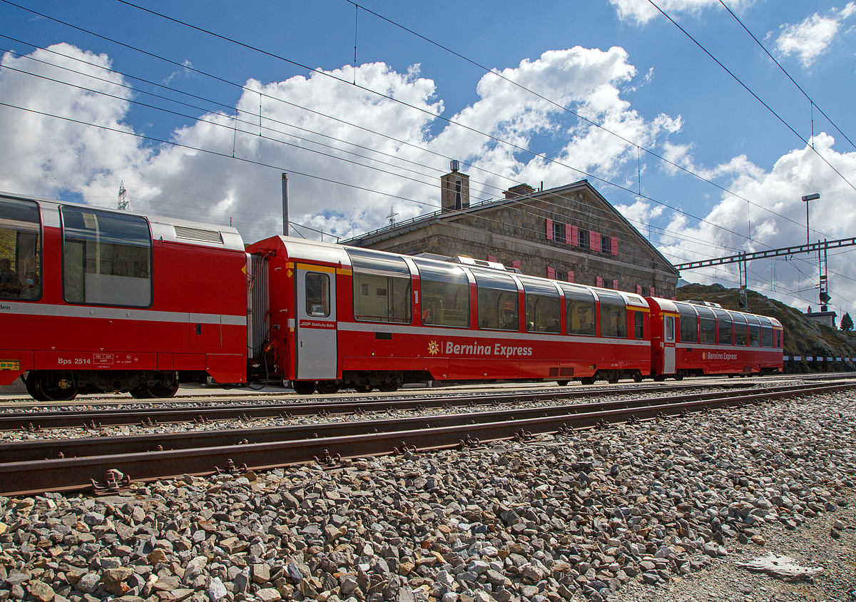 Der RhB Ap 1304 und dahinter am Zugschluss der RhB Ap 1302, zwei 4-achsige 1.Klasse Bernina-Express Panoramawagen der 2. Serie (Nachbau-Serie) am 06.09.2021, im Zugverband des BEX nach St. Moritz, in Ospizio Bernina.

F�r den ber�hmten Bernina-Express lie� die Rh�tische Bahn RhB 26 Panorama-Wagen in zwei Serienbauen. Gegen�ber den zuvor f�r andere Strecken gebauten Wagen, weisen die Bernina-Wagen eine um 3,2 m geringere Gesamtl�nge auf. Es entstanden neun 1.Klasse- und siebzehn 2.Klasse-Wagen, die sich gro�er Beliebtheit bei den Fahrg�sten erfreuen.

Um den Bernina-Express einheitlich mit Panoramawagen ausr�sten zu k�nnen, wurden 2006–2007 die 2.Serie von 16 Wagen (Api 1301–1306, Bps 2512–2515, Bp 2521–2526) als Nachbauserie beschafft. Diese erhielten nun allerdings luftgefederte Stadler-Drehgestelle und eine (vakuumgesteuerte) Druckluftbremse. Die vakuumgesteuerte Druckluftbremse wurde auch bei den bestehenden Wagen nachger�stet. Zudem wurde im Erstklasswagen eine rollstuhlg�ngige Toilette eingebaut. Da inzwischen das Rauchen in Schweizer Z�gen generell verboten wurde, konnte auch auf eine Trennwand f�r ein Raucherabteil verzichtet werden, bei den bisherigen Wagen wurde diese entfernt.

TECHNISCHE DATEN Ap-Wagen:
Baujahr: 2006/2007
Hersteller: Stadler
Spurweite: 1.000 mm
Anzahl der Achsen: 4
L�nge �ber Kupplung: 16.450 mm
Breite: 2.650 mm
H�he: 3.540 mm
Fu�bodenh�he: 993 mm
Drehgestellart: luftgefederte Stadler-Drehgestelle
Achsabstand im Drehgestell: 1.800 mm
Laufraddurchmesser: 685 mm (neu)
Sitzpl�tze: 28
Stehpl�tze: 57
Eigengewicht: 18 t
Nutzlast: 6,4 t
zul�ssige Geschwindigkeit: 100 km/h
Toilette: 1 Rollstuhlgerechtes WC-System
Lauff�hig: StN (Stammnetz) / BB (Berniabahn) / MGB (Matterhorn Gotthard Bahn)