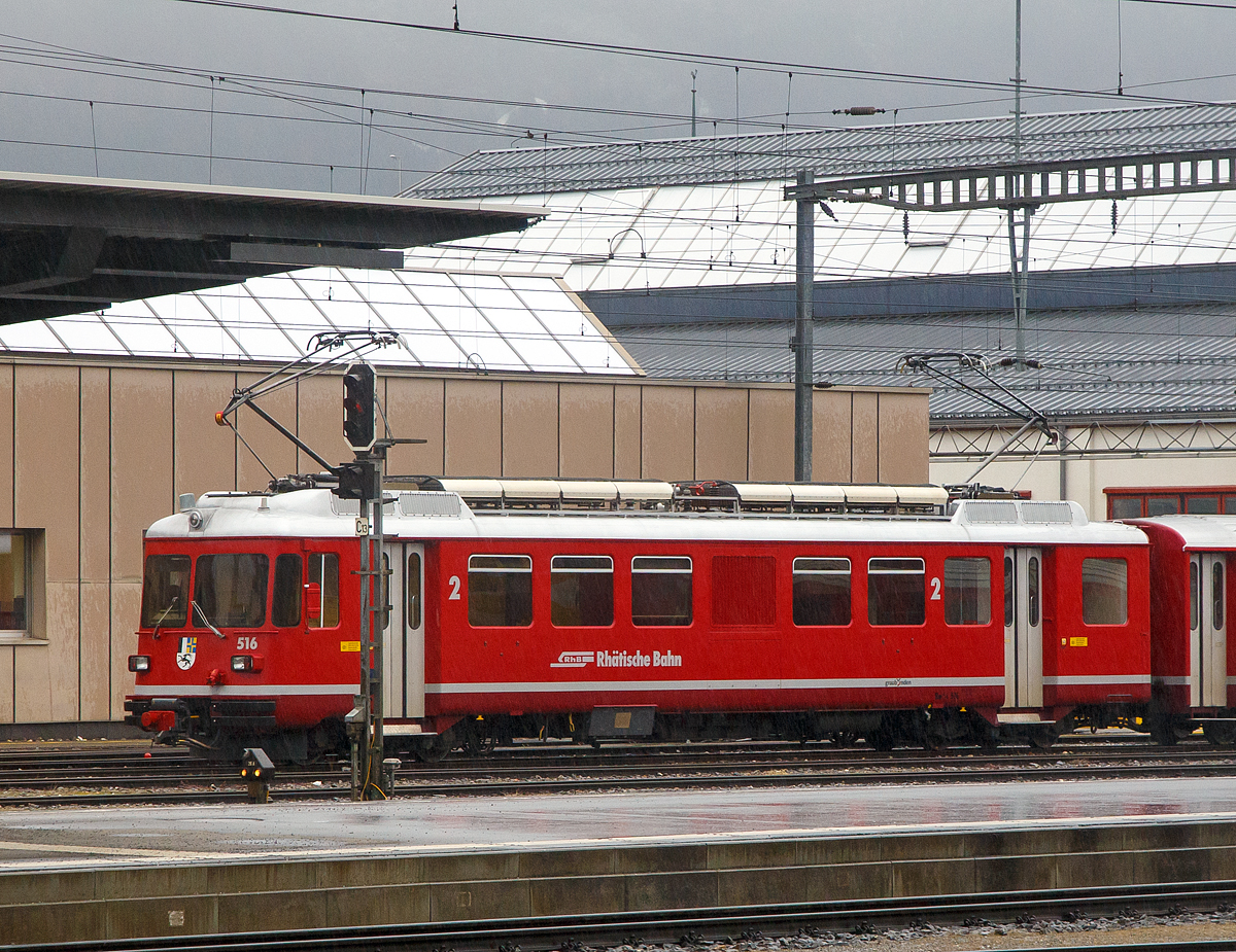 
Der RhB Be 4/4 516 am 17.02.2017 beim Bahnhof Landquart (aufgenommen aus dem Zug heraus).

Sechs dieser Elektrotriebwagen der Serie Be 4/4 mit den Betriebsnummern 511 bis 516 kommen bei der Rh�tischen Bahn (RhB) im Regionalverkehr, meist als dreiteilige Pendelz�ge (Triebwagen, Zwischenwagen B 24xx und Steuerwagen ABDt 17xx), zum Einsatz. 

Im Jahr 1971 lieferten die Unternehmen FFA (Wagenk�sten), SIG (Drehgestelle) und SAAS (elektrische Ausr�stung) die ersten vier Triebwagen (Nummern 511–14) an die RhB, seinerzeit die ersten serienm��igen Triebfahrzeuge der Schweiz mit stufenloser elektronischer Leistungsregelung (Phasenanschnittsteuerung mittels Thyristoren). Gleichzeitig stellte die RhB die dazu passenden Zwischenwagen B 2411–14 und Steuerwagen ABDt 1711–14 in Dienst, so dass vier dreiteilige Pendelz�ge gebildet werden konnten. Im Gegensatz zum �brigen RhB-Rollmaterial besitzen die Be 4/4-Pendelz�ge automatische Kupplungen und Druckluftbremsen; ein gemischter Einsatz mit anderen Fahrzeugen ist deshalb nicht m�glich. 1979 beschaffte die RhB zwei weitere praktisch baugleiche Z�ge mit den Endnummern 15 und 16. Nachdem 1988 vier zus�tzliche Zwischenwagen (B 2417–20) hinzugekommen waren, konnten auch vierteilige Z�ge verkehren. Ab 1994 durchliefen die Fahrzeuge ein umfangreiches Refit-Programm, wobei die elektrische Ausr�stung mit Ausnahme der Fahrmotoren komplett erneuert wurde.

Die gesamte Zugskomposition war von Anfang an darauf ausgelegt, einm�nnig bedient zu werden. Deshalb sind alle T�ren mit einer pneumatischen T�rschlie�ung ausgestattet, die vom F�hrerstand aus bet�tigt werden kann (seitenselektive T�rfreigabe). Die T�ren besitzen Druckknopf-Vorauswahltasten neben den T�ren. Auch besitzen sie eine T�rschlie�automatik, die beim Anfahren die T�ren selbstt�tig schlie�t und w�hrend der Fahrt geschlossen h�lt. Bei der Inneneinrichtung wurde auch darauf geachtet, dass gen�gend Haltestangen vorhanden sind, da im geplanten Einsatz durchaus mit Stehpassagieren gerechnet werden musste. Alle Achsen sind scheibengebremst. Die Drehgestelle sind mit Seitenanlenkern versehen und besitzen keine Drehzapfen. Der Triebwagen besitzt zwei zweiachsige Drehgestelle mit Einzelachsantrieb, die Achsformel lautet dementsprechend Bo’Bo’. Die Triebmotoren sind gegenl�ufig, mit entsprechend angepassten Getrieben, angeordnet. Diese – zwar aufwendigere – Anordnung hat Vorteile in der Laufruhe des Drehgestells. Die eingebaute Vielfachsteuerung ist f�r den Betrieb von bis zu drei Einheiten ausgelegt. Um ein schnelles Kuppeln und Entkuppeln zu gew�hrleisten, wurden automatische +GF+-Kupplungen in der Ausf�hrung f�r Vorortsbahnen (GFV) eingebaut, bei denen neben der mechanischen Verbindung zugleich auch die elektrischen und pneumatischen Leitungen gekuppelt werden.

Die Fahrzeuge verf�gen �ber eine Beschleunigung von 0,8 m/s�. Die zul�ssige Endgeschwindigkeit betr�gt 90 km/h. Die elektrische Bremse kann ebenfalls mit einer Verz�gerung von 0,8 m/s� den Zug bis auf eine Geschwindigkeit von 20 km/h abbremsen. Darunter schaltet sich die elektropneumatische Bremse selbstt�tig zu, um die abfallende Bremsleistung der elektrischen Bremse zu kompensieren. Die elektrische Bremse ist auch auf die Dauerbelastung ausgelegt, die bei einer Anwendung als Beharrungsbremse bei einem vollausgelasteten Zug in einem 45 ‰ Gef�lle auftritt (z.B. Davos – K�blis). Die Stundenleistung betr�gt 780 kW bei 45 km/h.

TECHNISCHE DATEN der Be 4/4:
Anzahl: 6
Hersteller: FFA, SIG, SAAS
Baujahre: 1971 und 1979
Spurweite: 1.000 mm (Meterspur)
Achsformel: Bo’Bo’
L�nge �ber Puffer: 18,7 m (dreiteiliger Pendelzug 55,8 m)
Dienstgewicht: 44,6 t
Radsatzfahrmasse:  11,2 t
H�chstgeschwindigkeit: 	90 km/h
Stundenleistung: 4 � 196 kW = 784 kW  (1.156 PS)
Beschleunigung: 0,8 m/s�
Bremsverz�gerung: 0,8 m/s�
Stromsystem: 11 kV 16,7 Hz
Anzahl der Fahrmotoren: 	4
Bremse: elektrische Widerstandsbremse
Zugbremse: elektropneumatische Druckluftbremse Bauart Oerlikon
Kupplungstyp: +GF+-Vorortsbahnkupplung (GFV)
